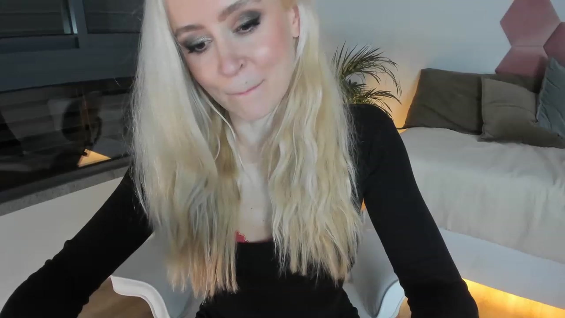 Gallery image thumbnail from AoifeOneal's myfreecams stream on, 03/01/2023, 20:28 image 15 of 20
