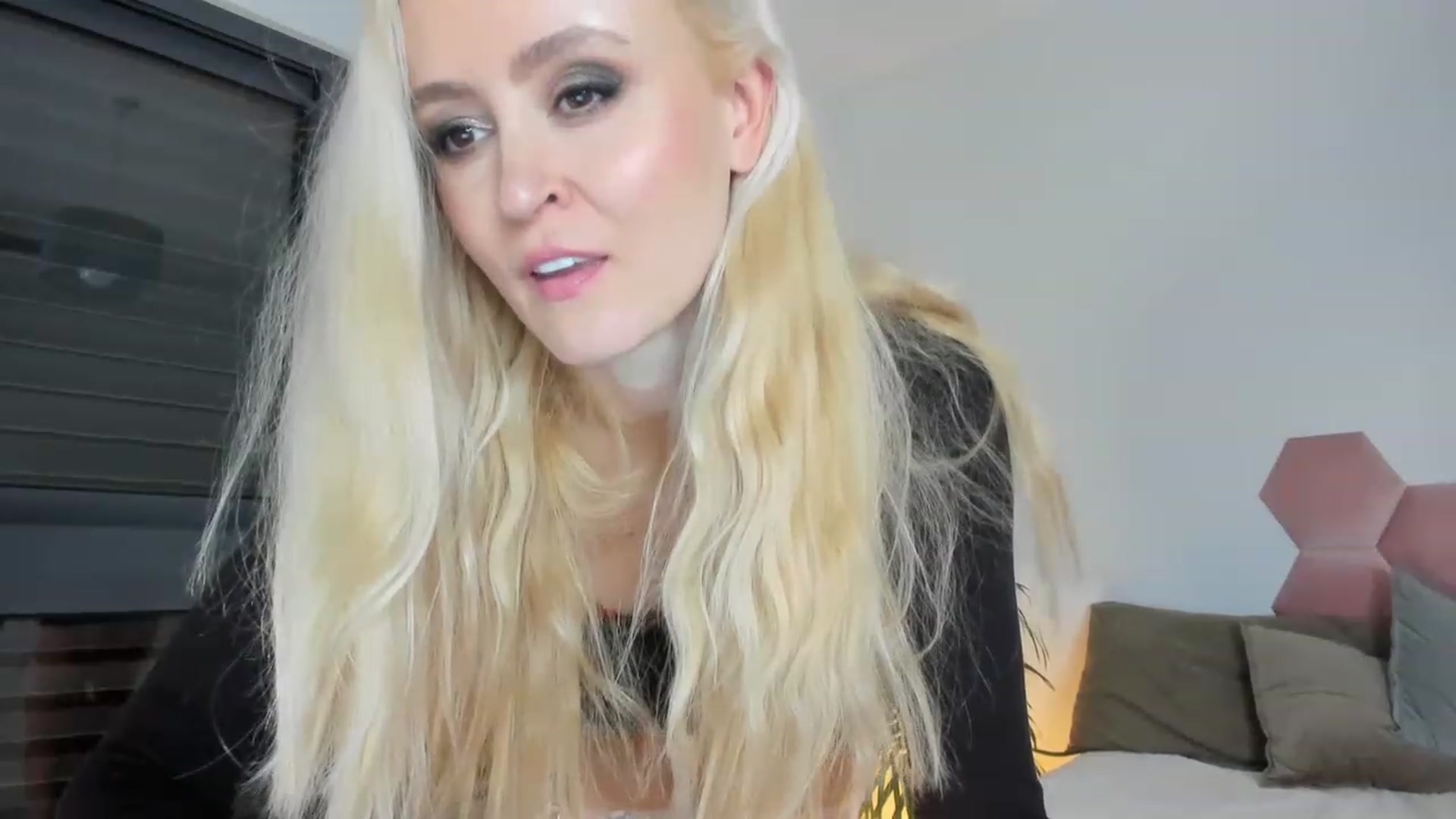 Gallery image thumbnail from AoifeOneal's myfreecams stream on, 03/01/2023, 20:28 image 13 of 20