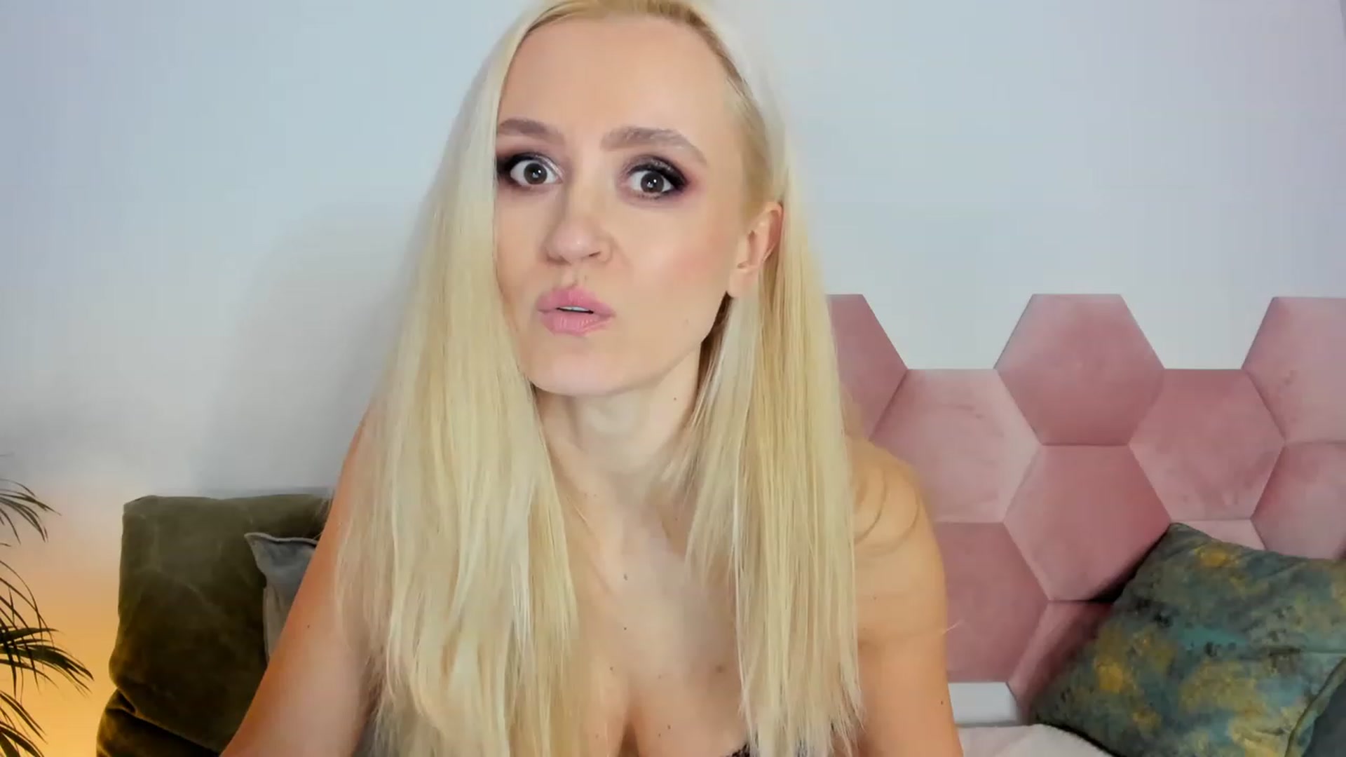 Gallery image thumbnail from AoifeOneal's myfreecams stream on, 03/03/2023, 21:09 image 7 of 20