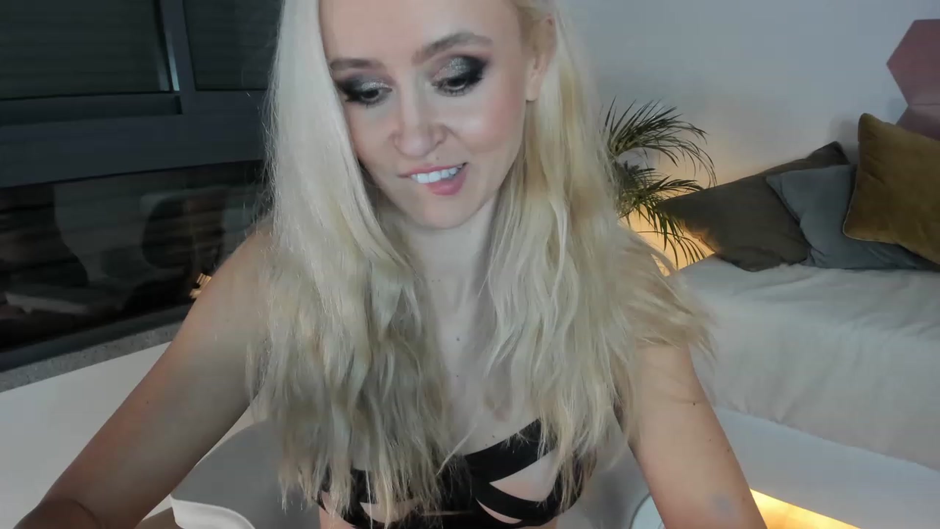 Gallery image thumbnail from AoifeOneal's myfreecams stream on, 03/04/2023, 22:13 image 9 of 20