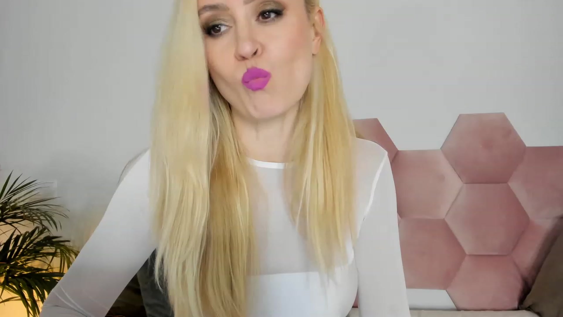 Gallery image thumbnail from AoifeOneal's myfreecams stream on, 03/17/2023, 20:30 image 12 of 20