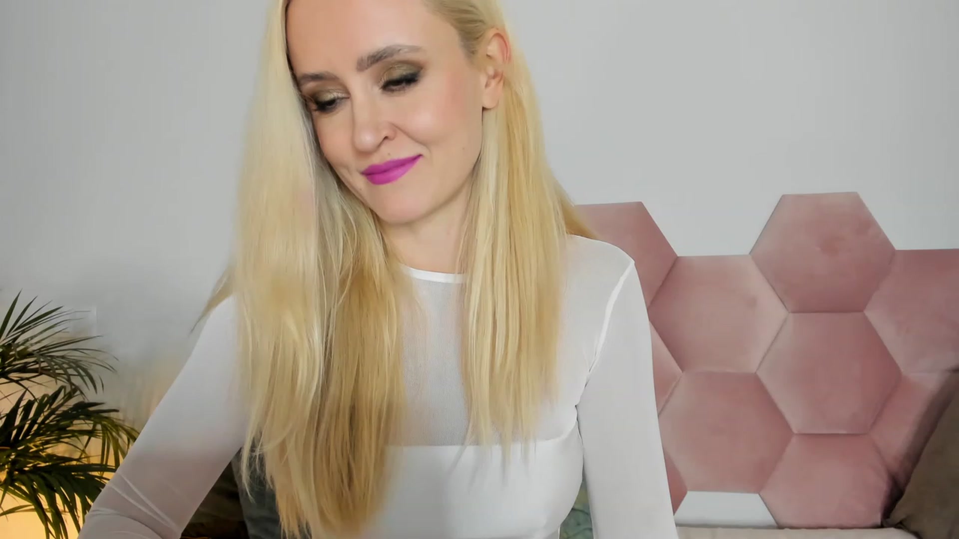 Gallery image thumbnail from AoifeOneal's myfreecams stream on, 03/17/2023, 20:30 image 13 of 20