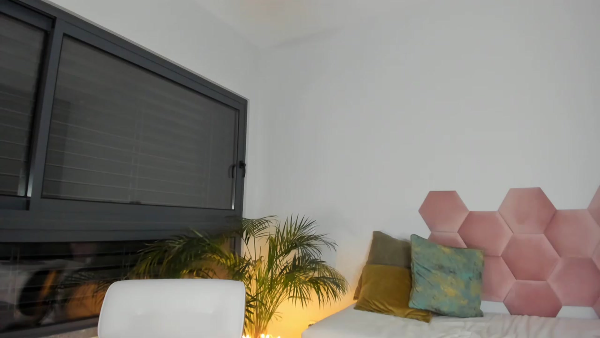 Gallery image thumbnail from AoifeOneal's myfreecams stream on, 03/18/2023, 20:36 image 14 of 20
