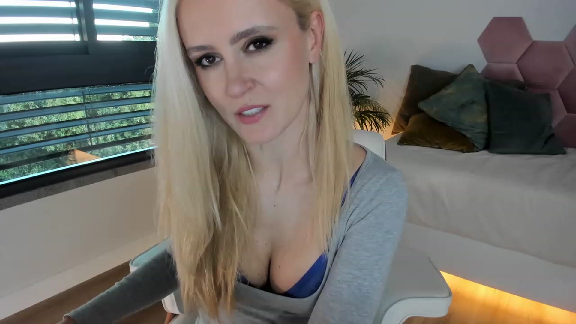 Gallery image thumbnail from AoifeOneal's myfreecams stream on, 03/21/2023, 19:47 image 2 of 20