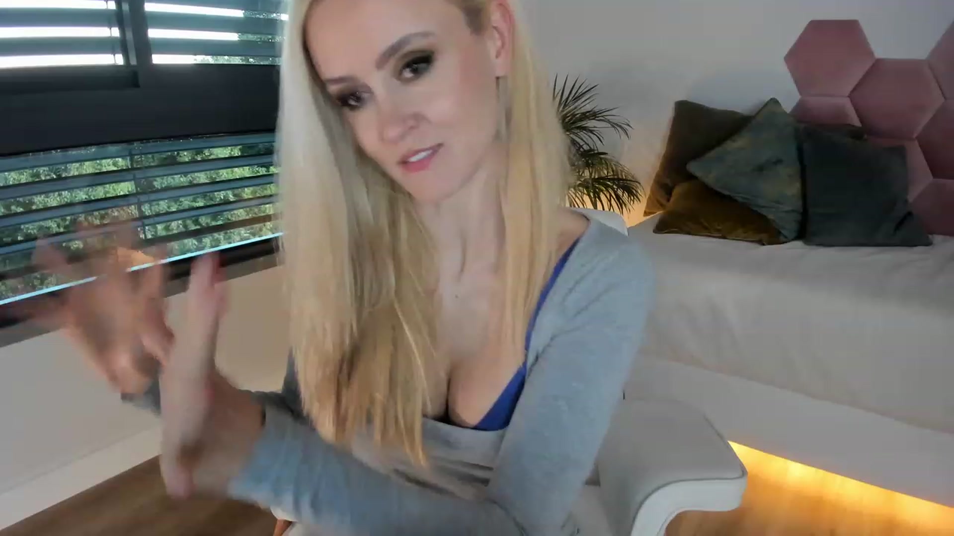 Gallery image thumbnail from AoifeOneal's myfreecams stream on, 03/21/2023, 19:47 image 5 of 20