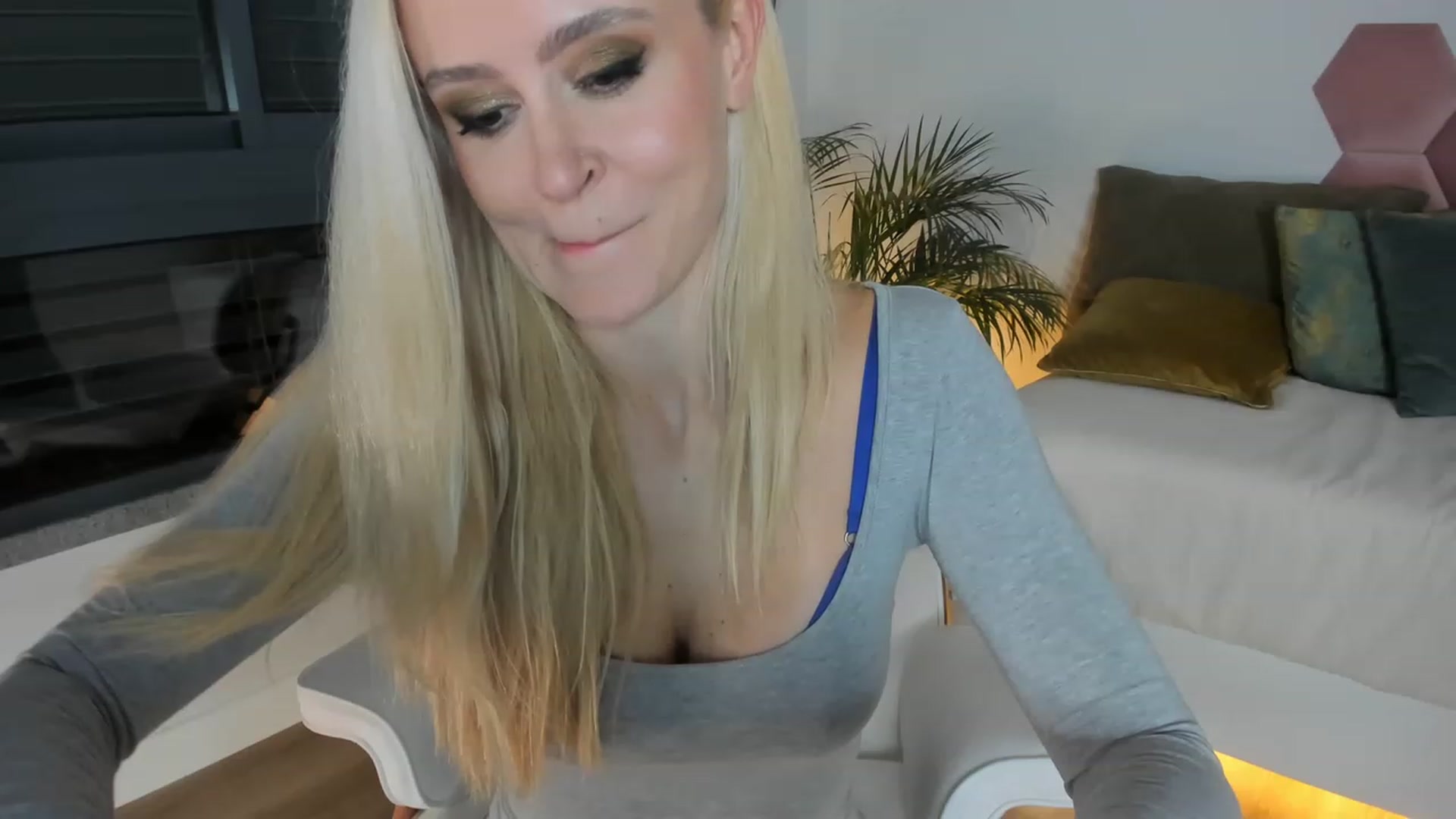 Gallery image thumbnail from AoifeOneal's myfreecams stream on, 03/21/2023, 20:05 image 15 of 20