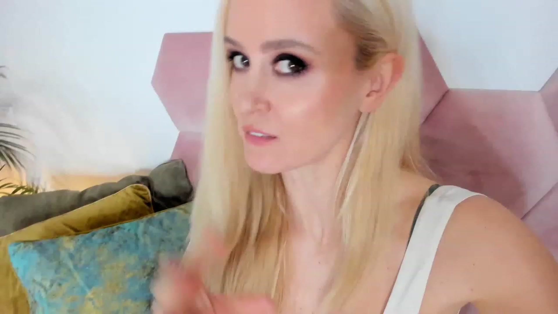 Gallery image thumbnail from AoifeOneal's myfreecams stream on, 03/24/2023, 20:26 image 17 of 20