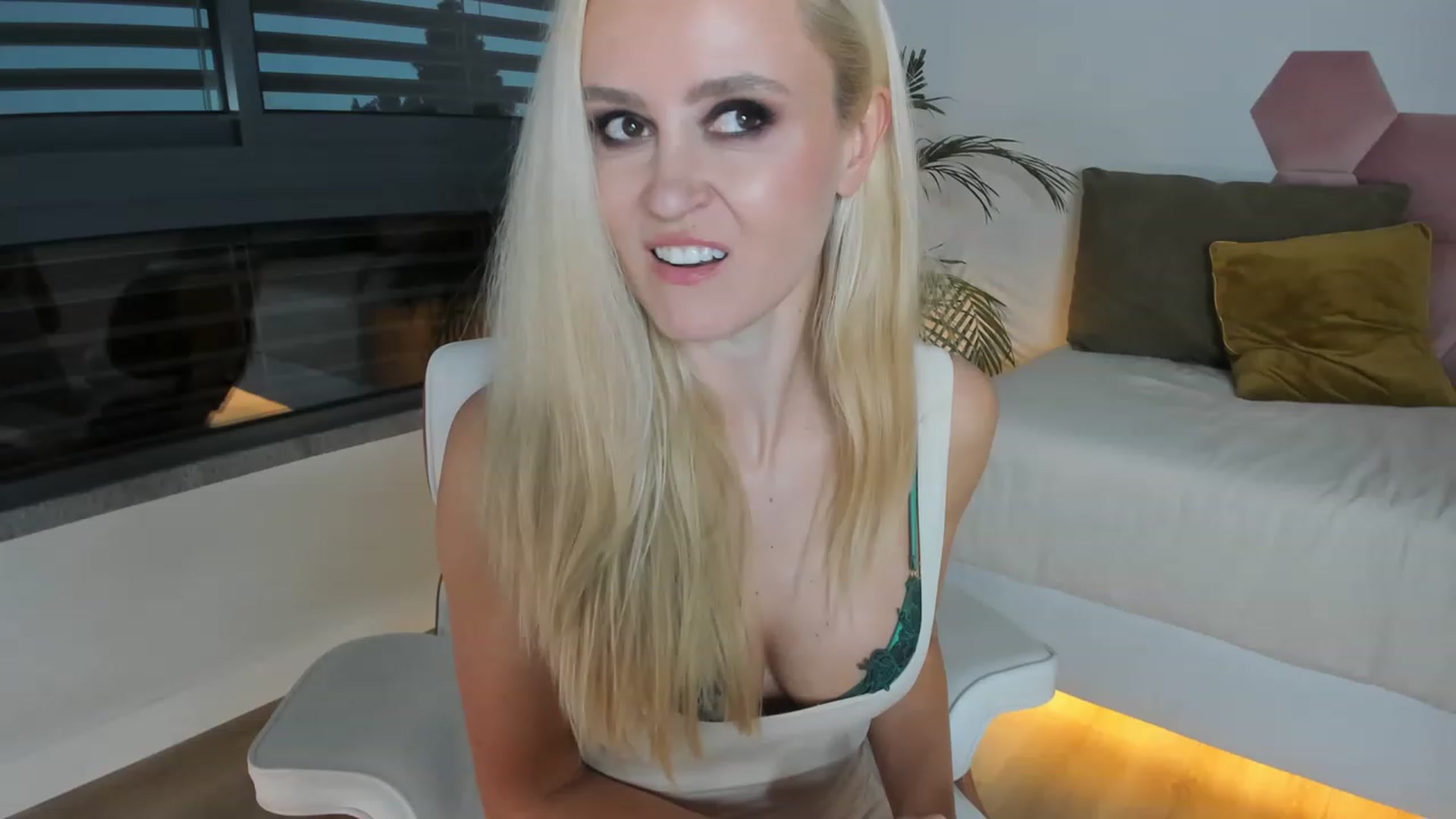Gallery image thumbnail from AoifeOneal's myfreecams stream on, 03/24/2023, 20:26 image 8 of 20