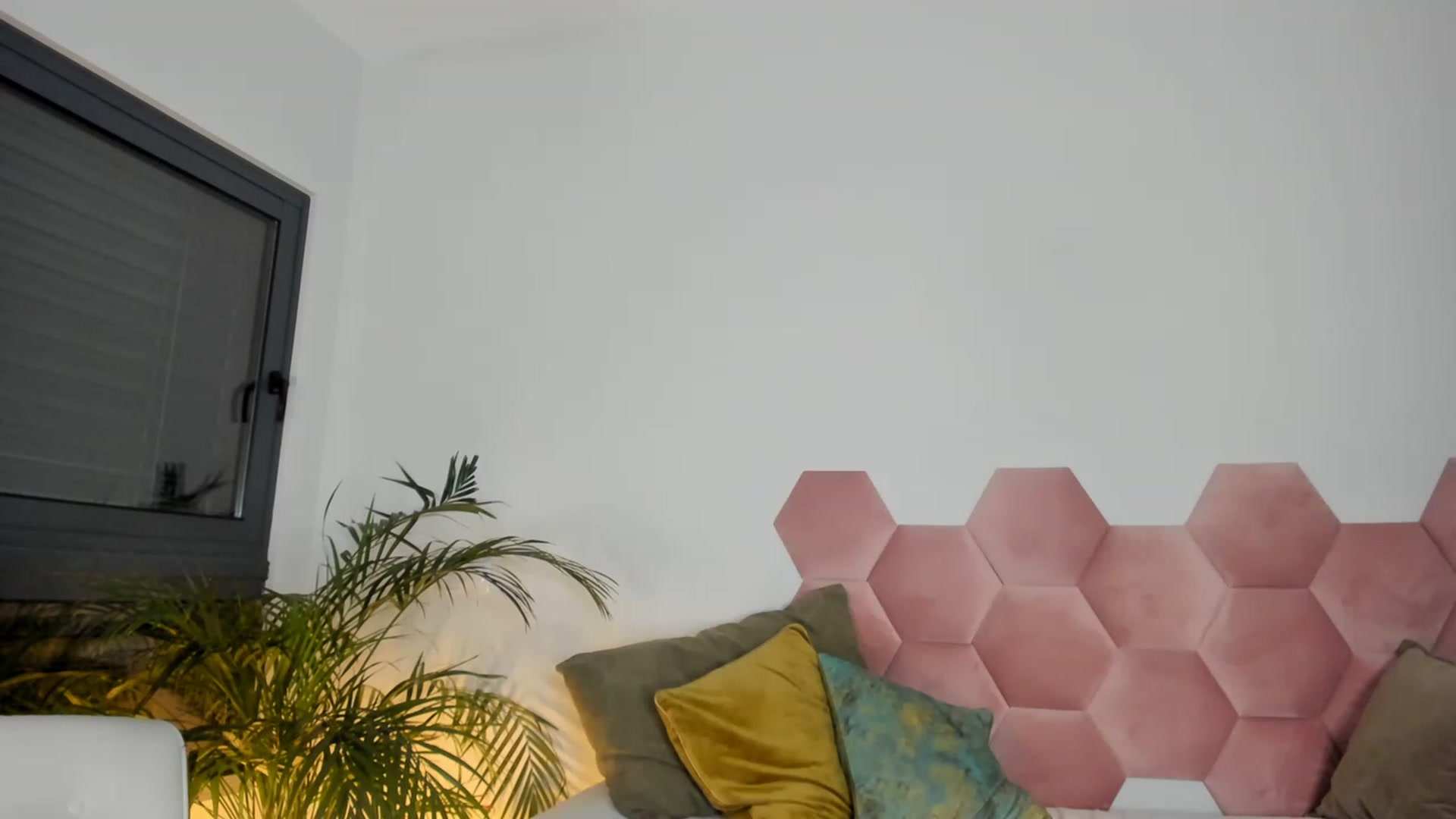 Gallery image thumbnail from AoifeOneal's myfreecams stream on, 03/24/2023, 20:46 image 14 of 20