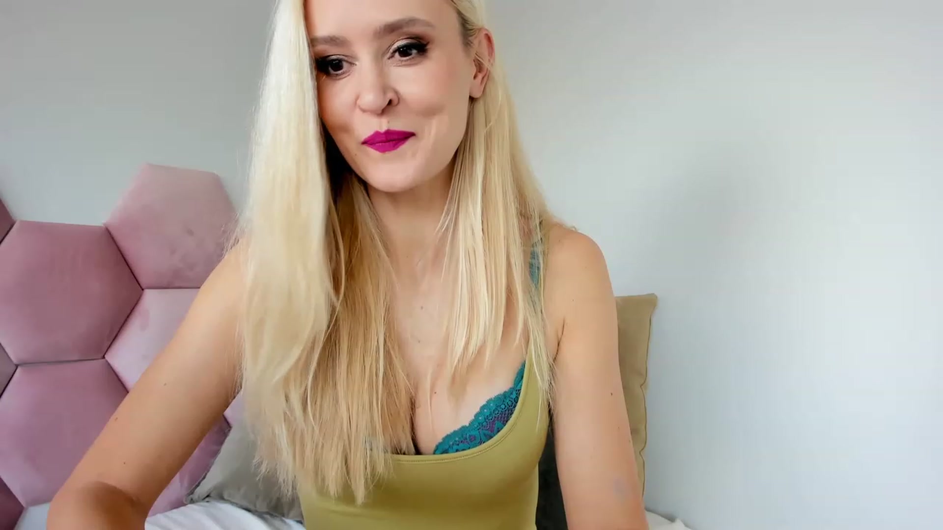 Gallery image thumbnail from AoifeOneal's myfreecams stream on, 03/28/2023, 18:23 image 14 of 20