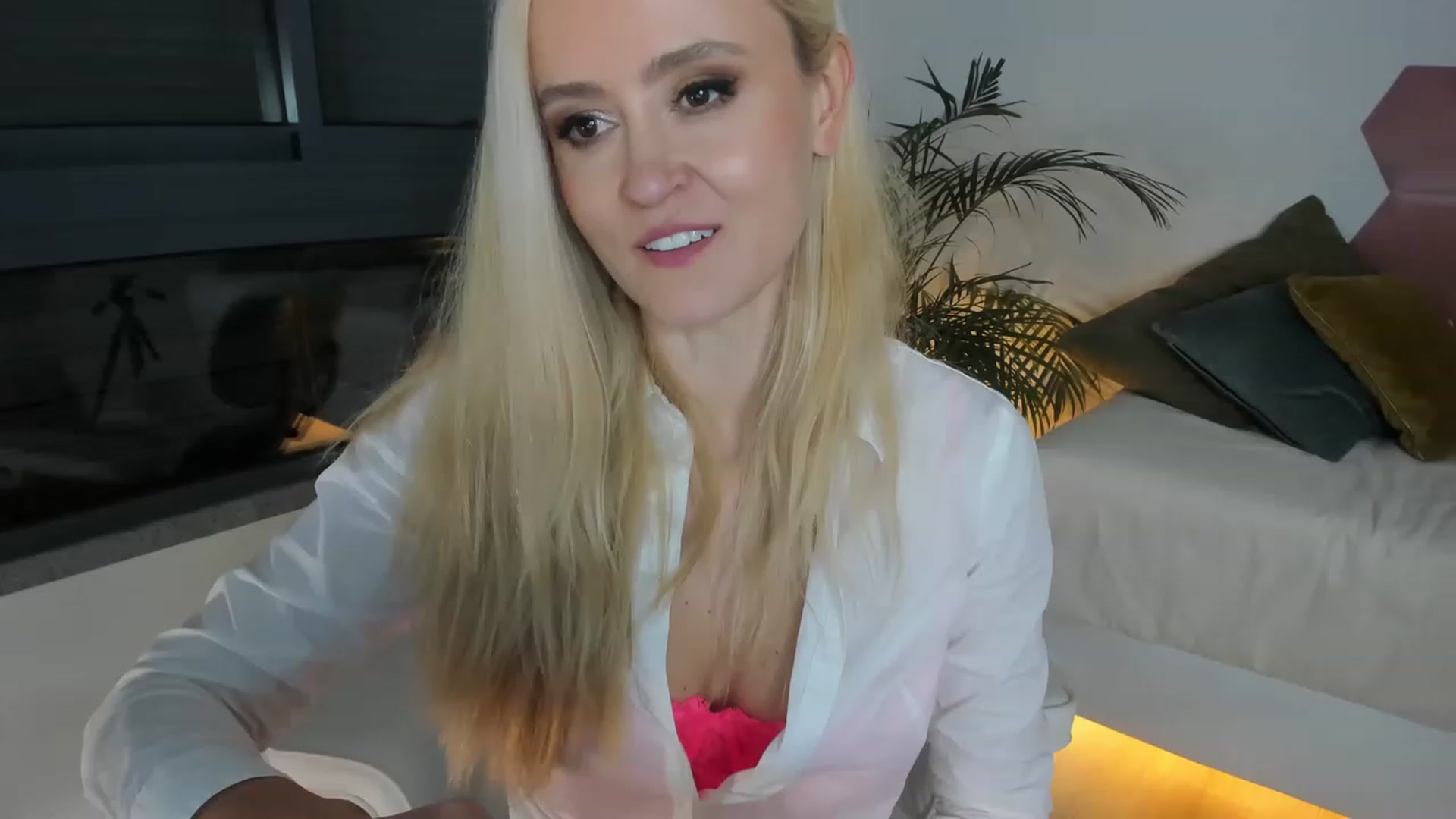 Gallery image thumbnail from AoifeOneal's myfreecams stream on, 03/29/2023, 20:48 image 5 of 20