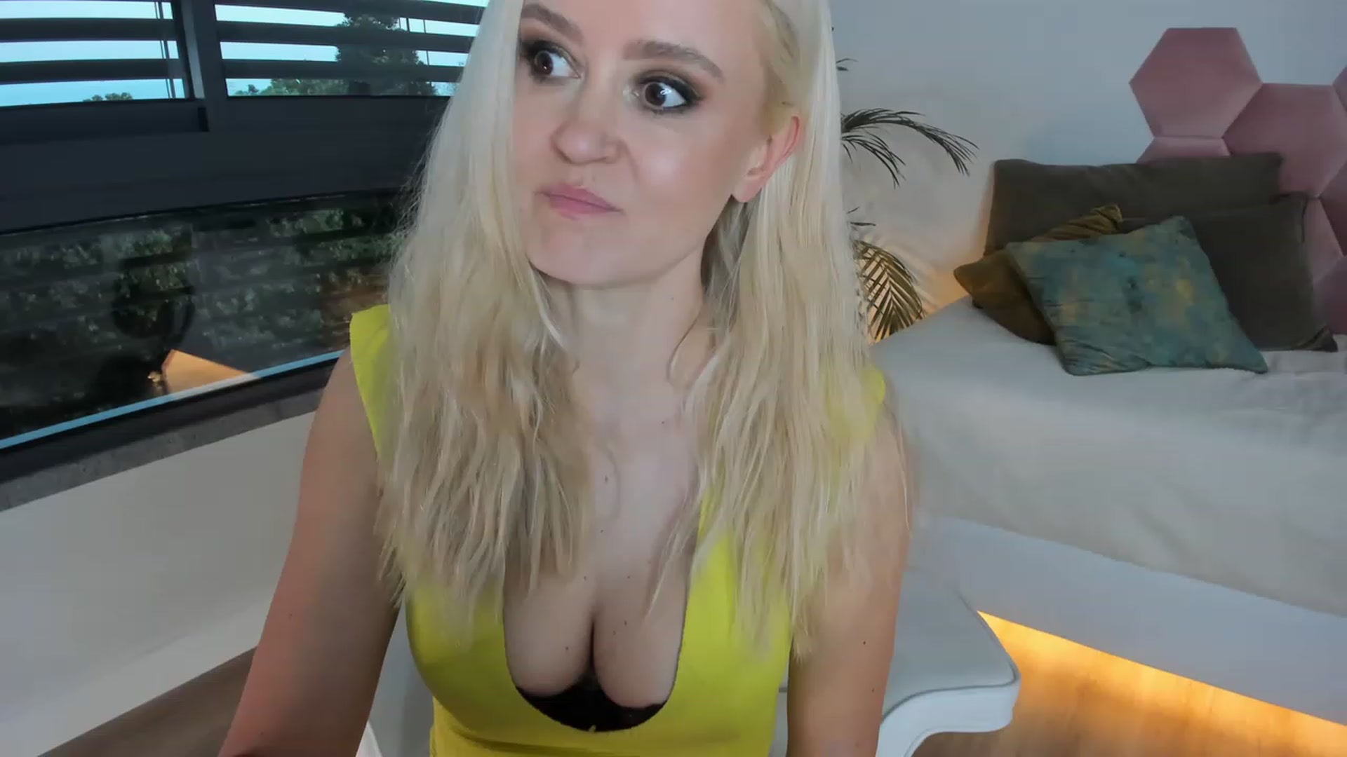 Gallery image thumbnail from AoifeOneal's myfreecams stream on, 04/01/2023, 19:47 image 1 of 20