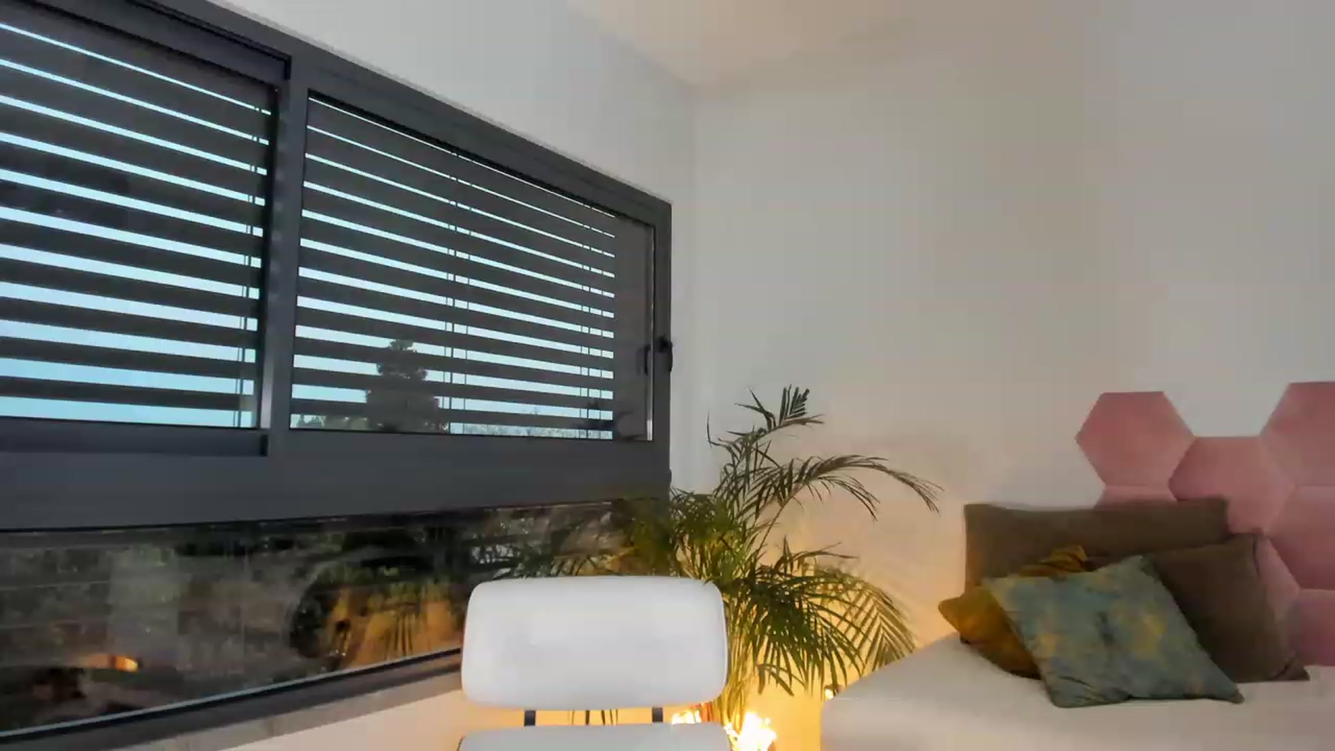 Gallery image thumbnail from AoifeOneal's myfreecams stream on, 04/01/2023, 19:47 image 8 of 20