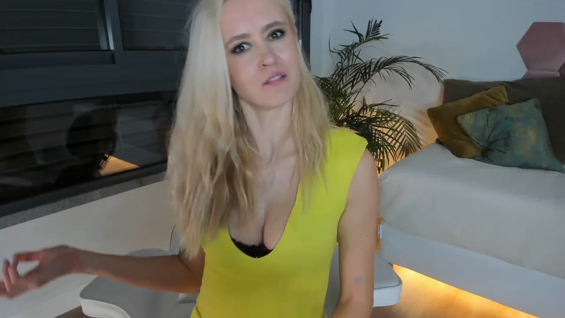Gallery image thumbnail from AoifeOneal's myfreecams stream on, 04/01/2023, 21:26 image 15 of 20
