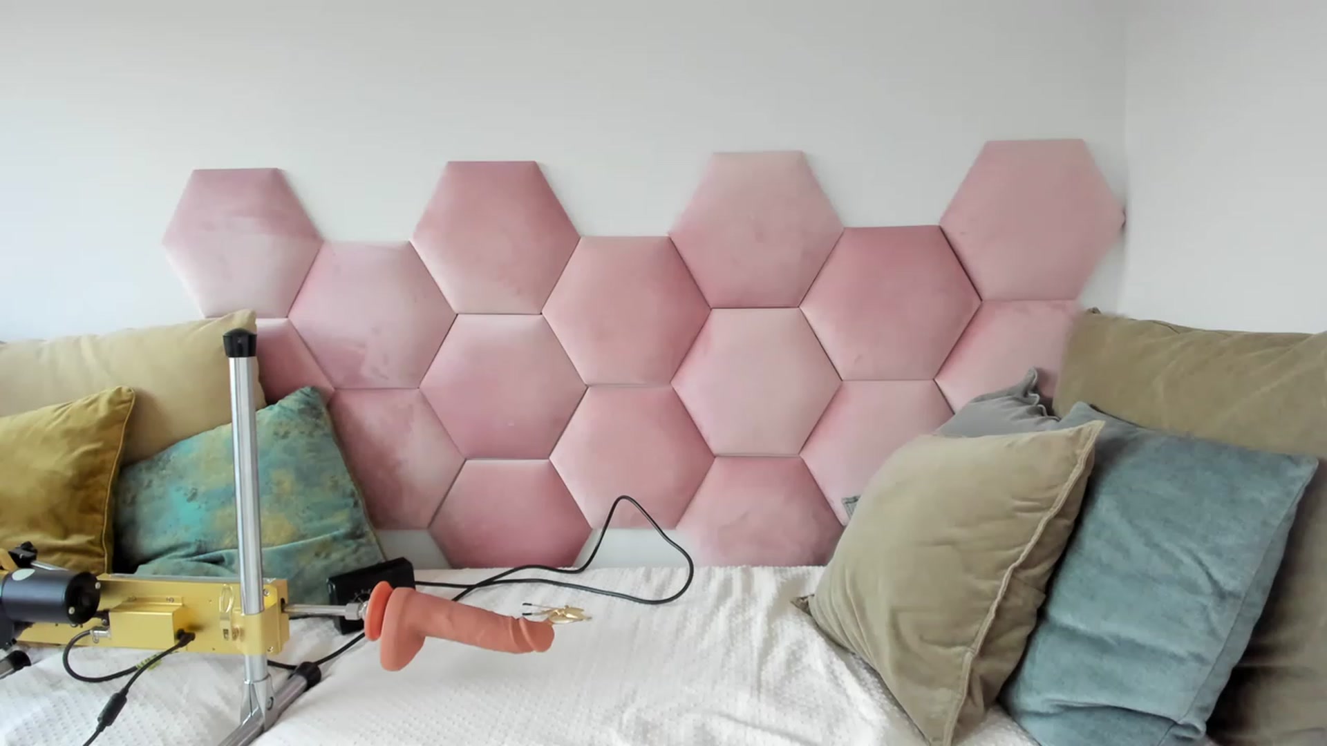 Gallery image thumbnail from AoifeOneal's myfreecams stream on, 04/05/2023, 19:21 image 14 of 20