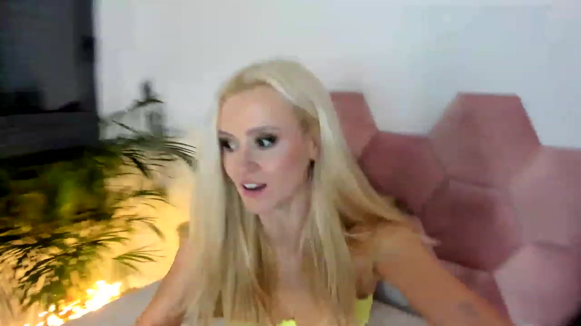 Gallery image thumbnail from AoifeOneal's myfreecams stream on, 04/07/2023, 20:38 image 10 of 20