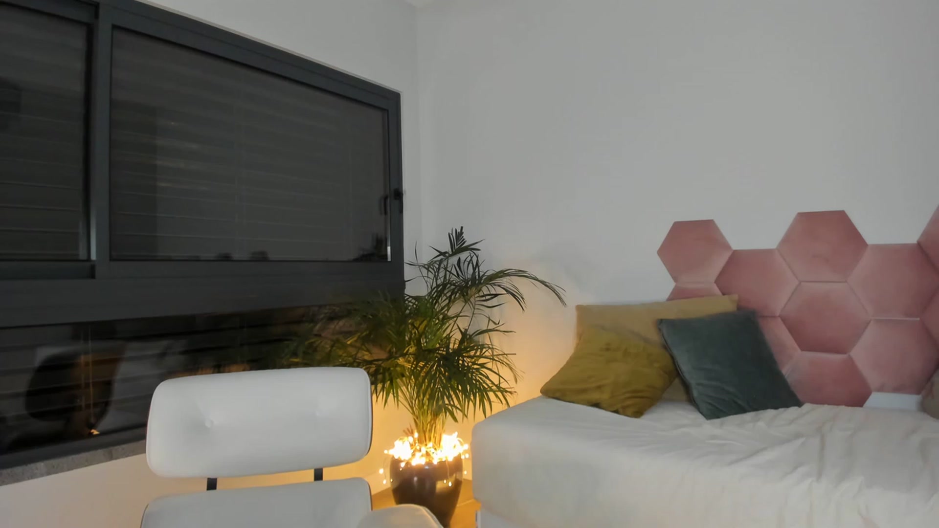 Gallery image thumbnail from AoifeOneal's myfreecams stream on, 04/07/2023, 21:19 image 15 of 20