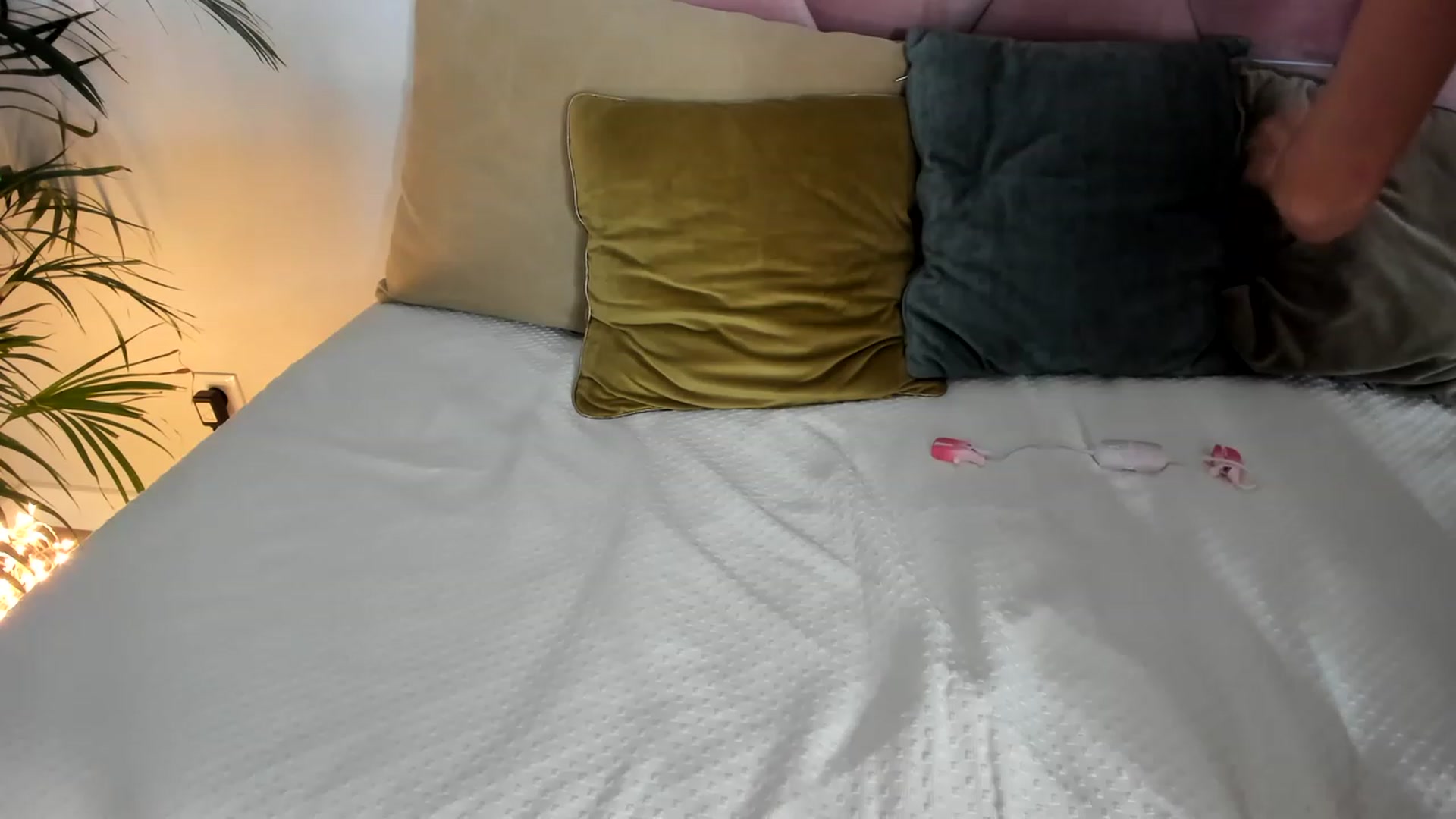 Gallery image thumbnail from AoifeOneal's myfreecams stream on, 04/12/2023, 19:58 image 20 of 20