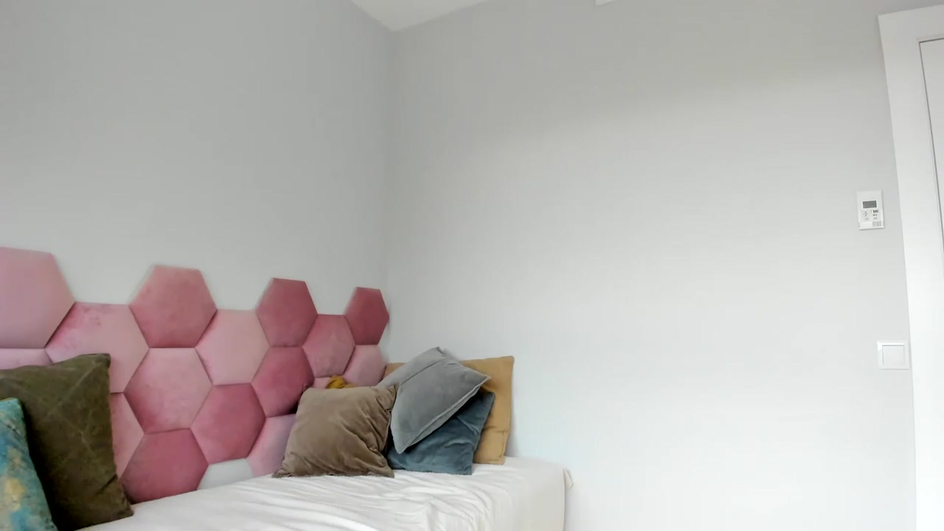 Gallery image thumbnail from AoifeOneal's myfreecams stream on, 04/18/2023, 19:19 image 20 of 20