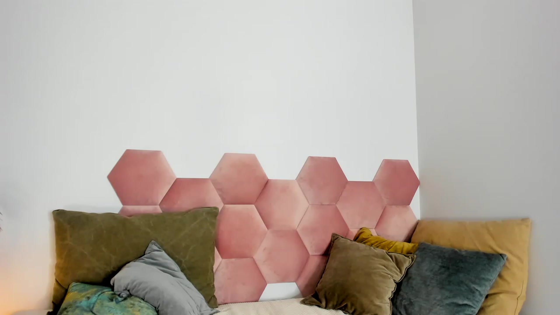 Gallery image thumbnail from AoifeOneal's myfreecams stream on, 04/18/2023, 20:20 image 20 of 20