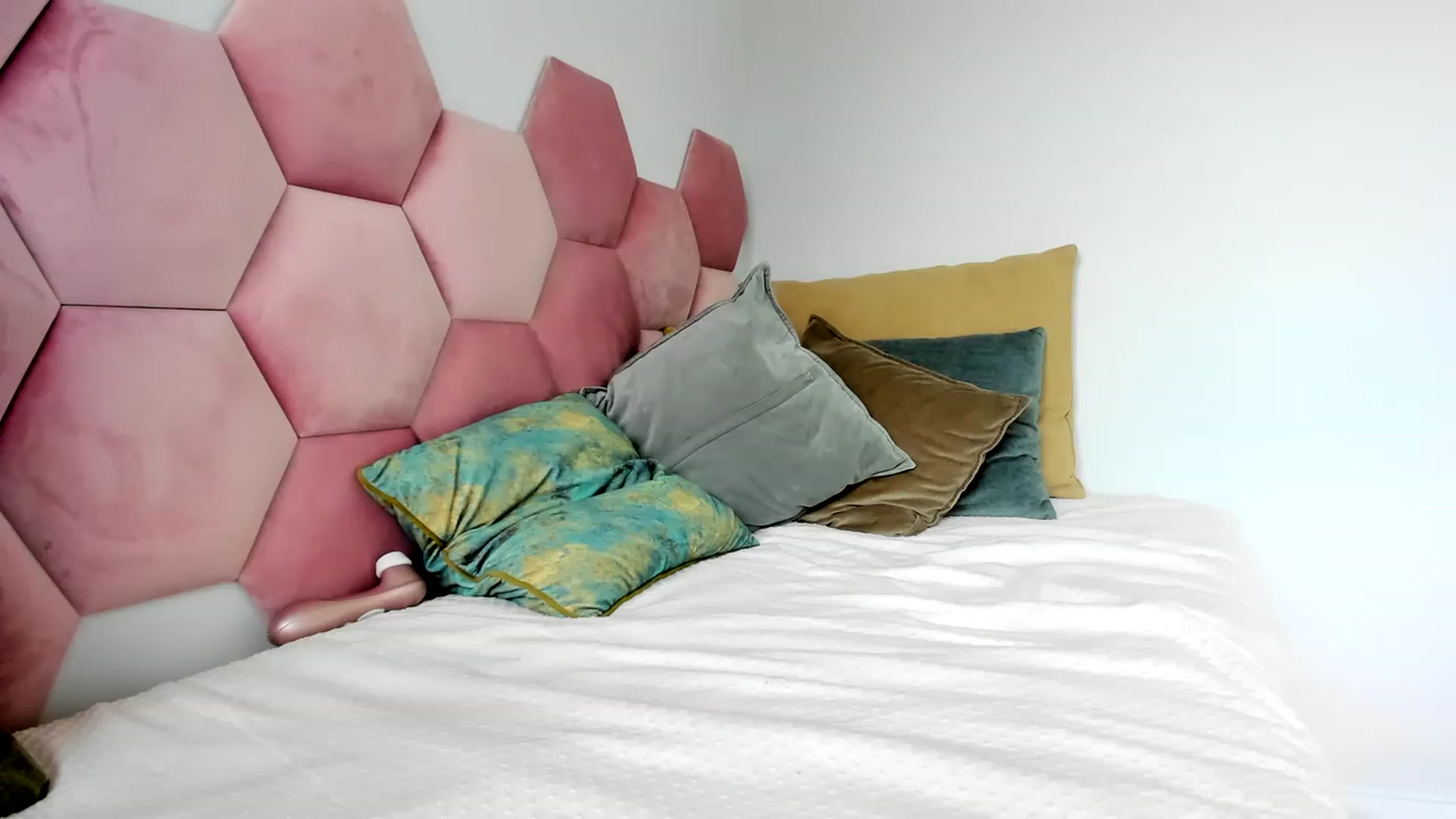 Gallery image thumbnail from AoifeOneal's myfreecams stream on, 04/19/2023, 19:20 image 19 of 20