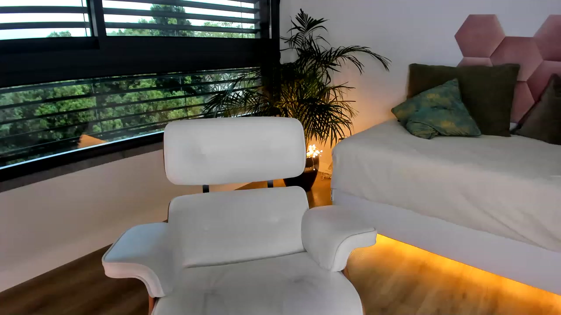 Gallery image thumbnail from AoifeOneal's myfreecams stream on, 04/21/2023, 20:38 image 9 of 20