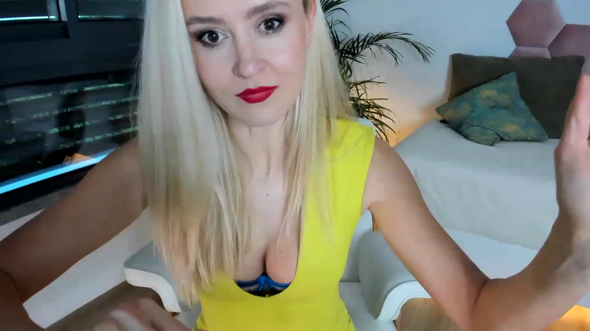 Gallery image thumbnail from AoifeOneal's myfreecams stream on, 04/21/2023, 20:38 image 10 of 20