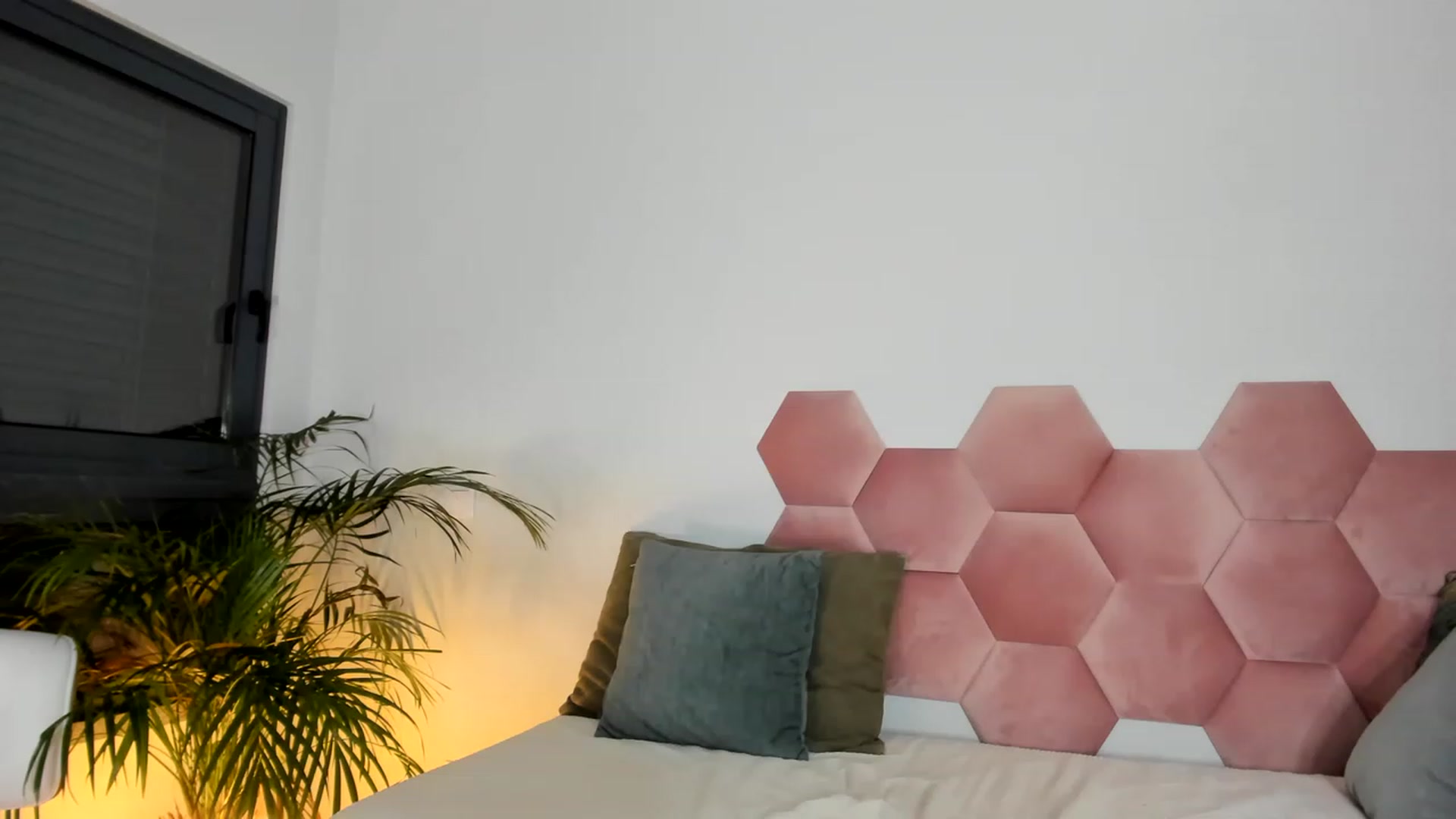 Gallery image thumbnail from AoifeOneal's myfreecams stream on, 05/06/2023, 21:26 image 9 of 20