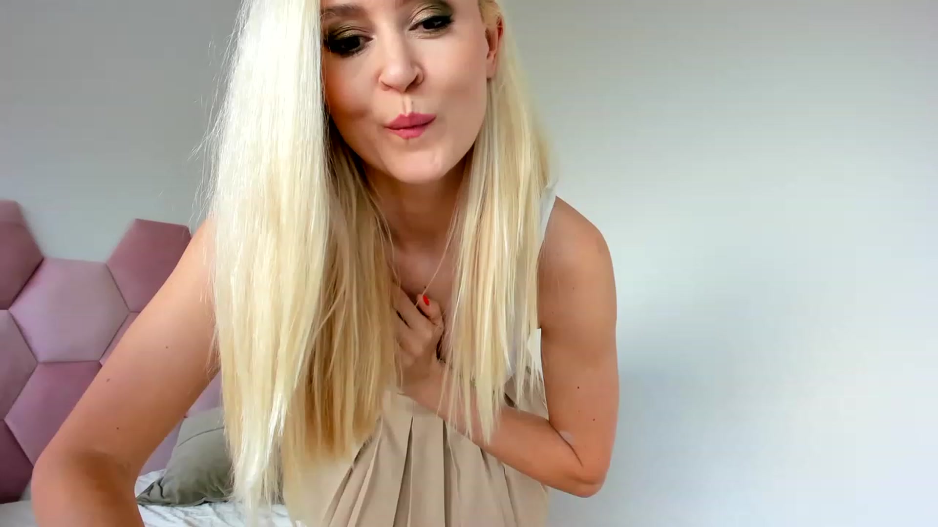 Gallery image thumbnail from AoifeOneal's myfreecams stream on, 05/13/2023, 18:41 image 12 of 20