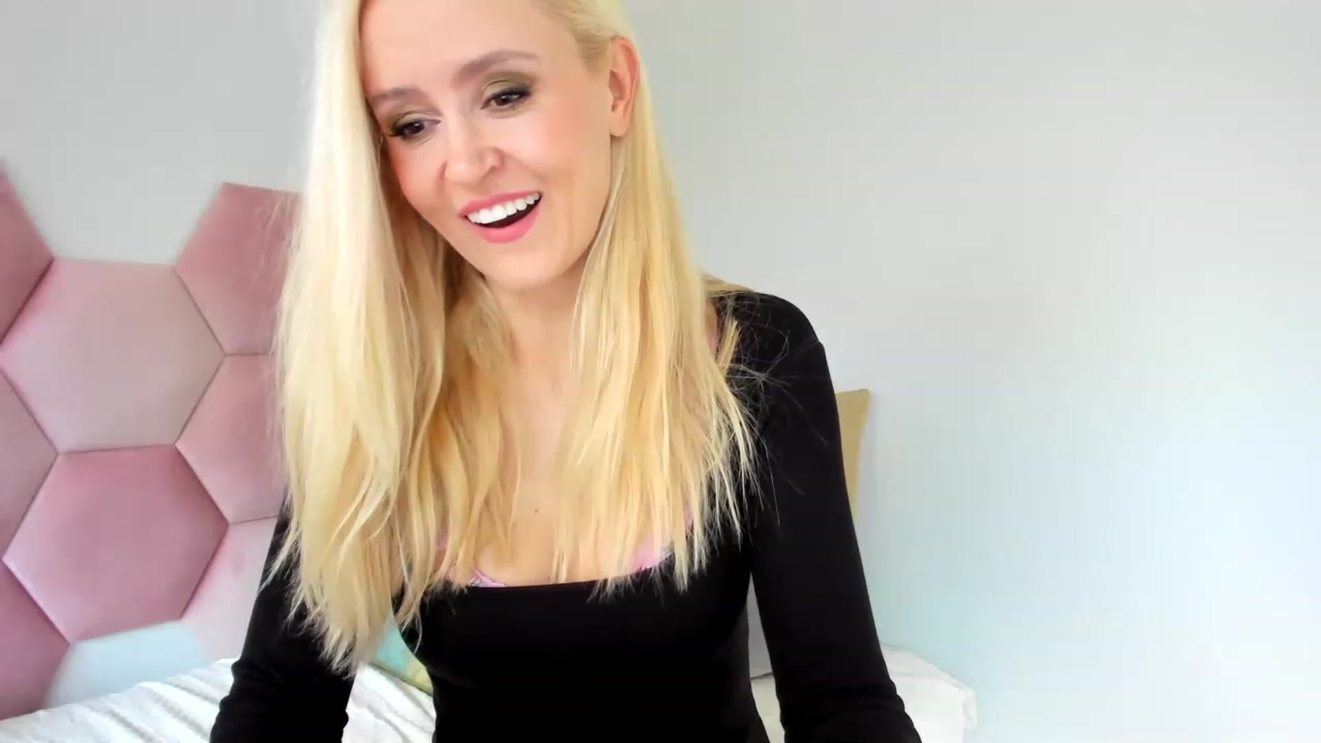 Gallery image thumbnail from AoifeOneal's myfreecams stream on, 05/16/2023, 19:30 image 20 of 20