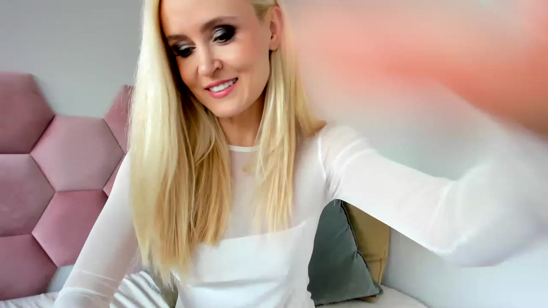 Gallery image thumbnail from AoifeOneal's myfreecams stream on, 05/17/2023, 19:32 image 1 of 20