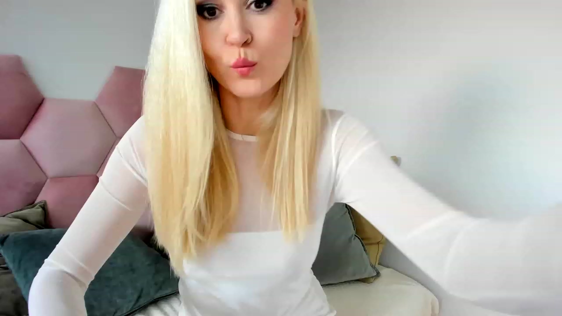 Gallery image thumbnail from AoifeOneal's myfreecams stream on, 05/17/2023, 19:32 image 20 of 20