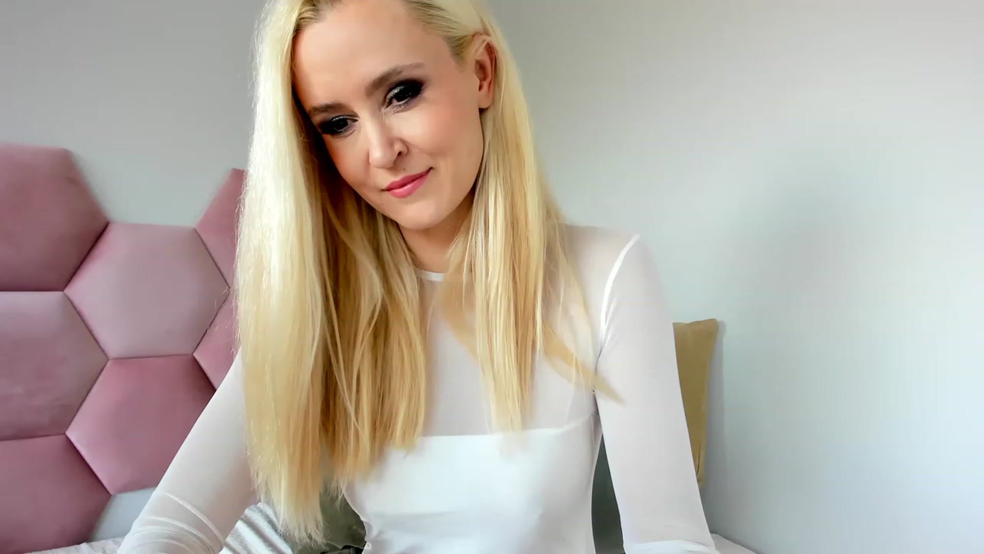Gallery image thumbnail from AoifeOneal's myfreecams stream on, 05/17/2023, 19:32 image 4 of 20