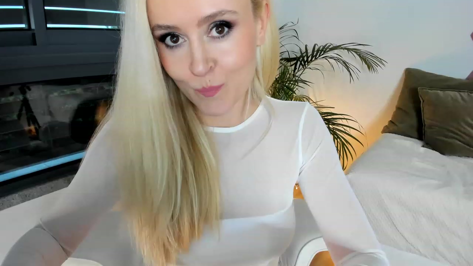 Gallery image thumbnail from AoifeOneal's myfreecams stream on, 05/17/2023, 20:21 image 8 of 20