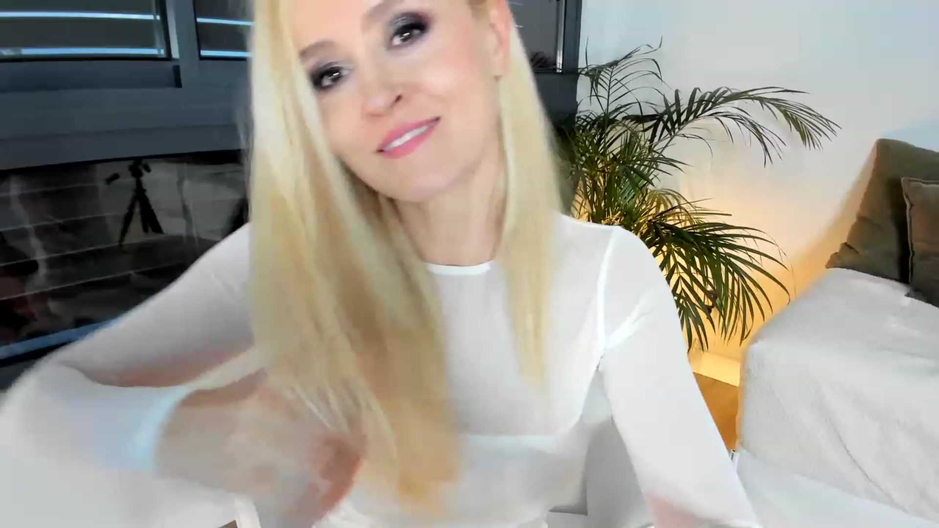 Gallery image thumbnail from AoifeOneal's myfreecams stream on, 05/17/2023, 20:21 image 15 of 20