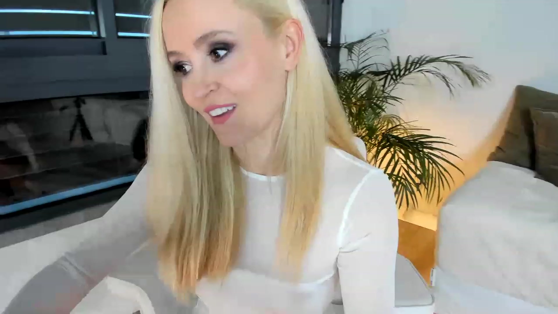Gallery image thumbnail from AoifeOneal's myfreecams stream on, 05/17/2023, 20:21 image 12 of 20