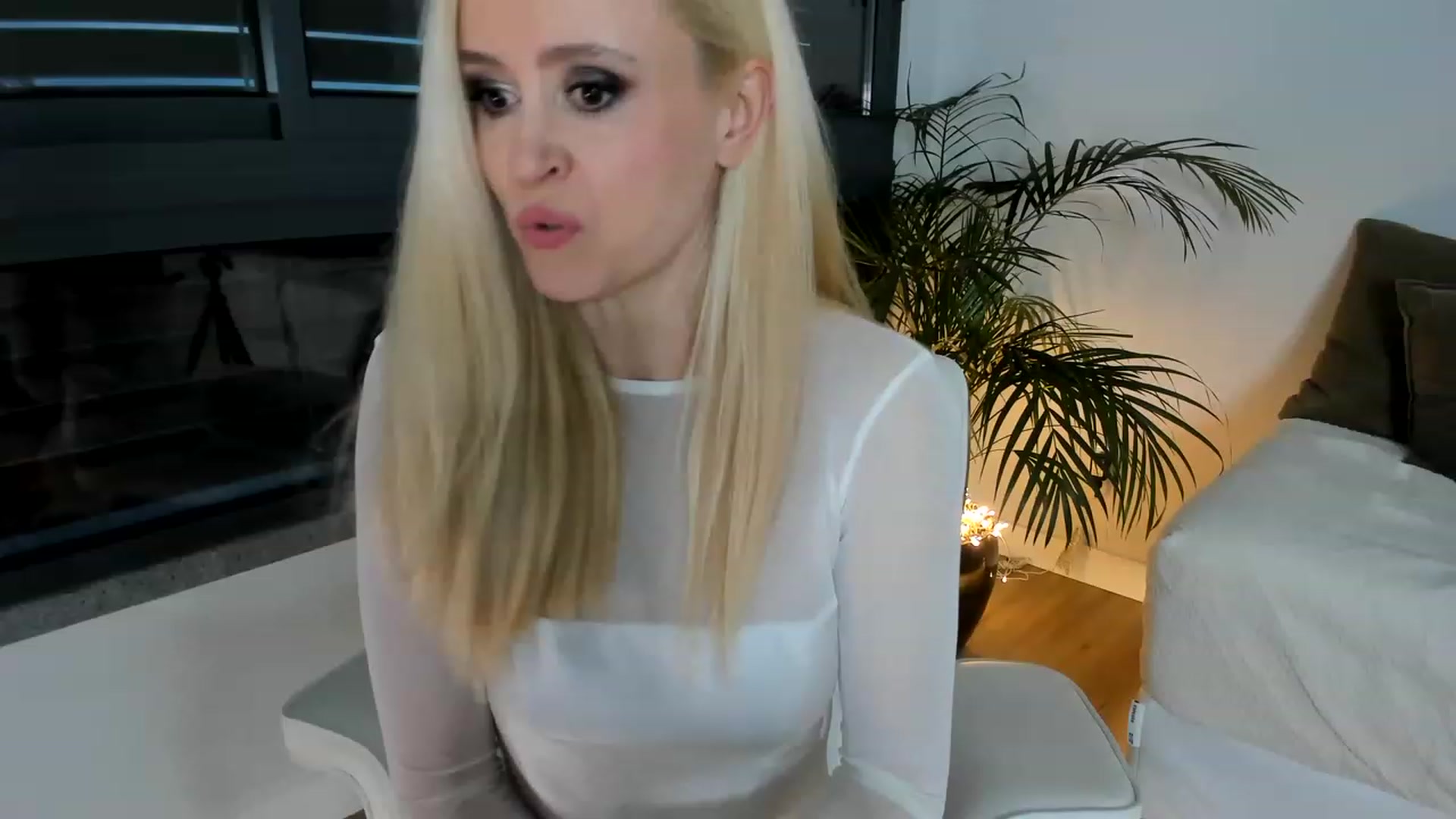 Gallery image thumbnail from AoifeOneal's myfreecams stream on, 05/17/2023, 20:21 image 16 of 20