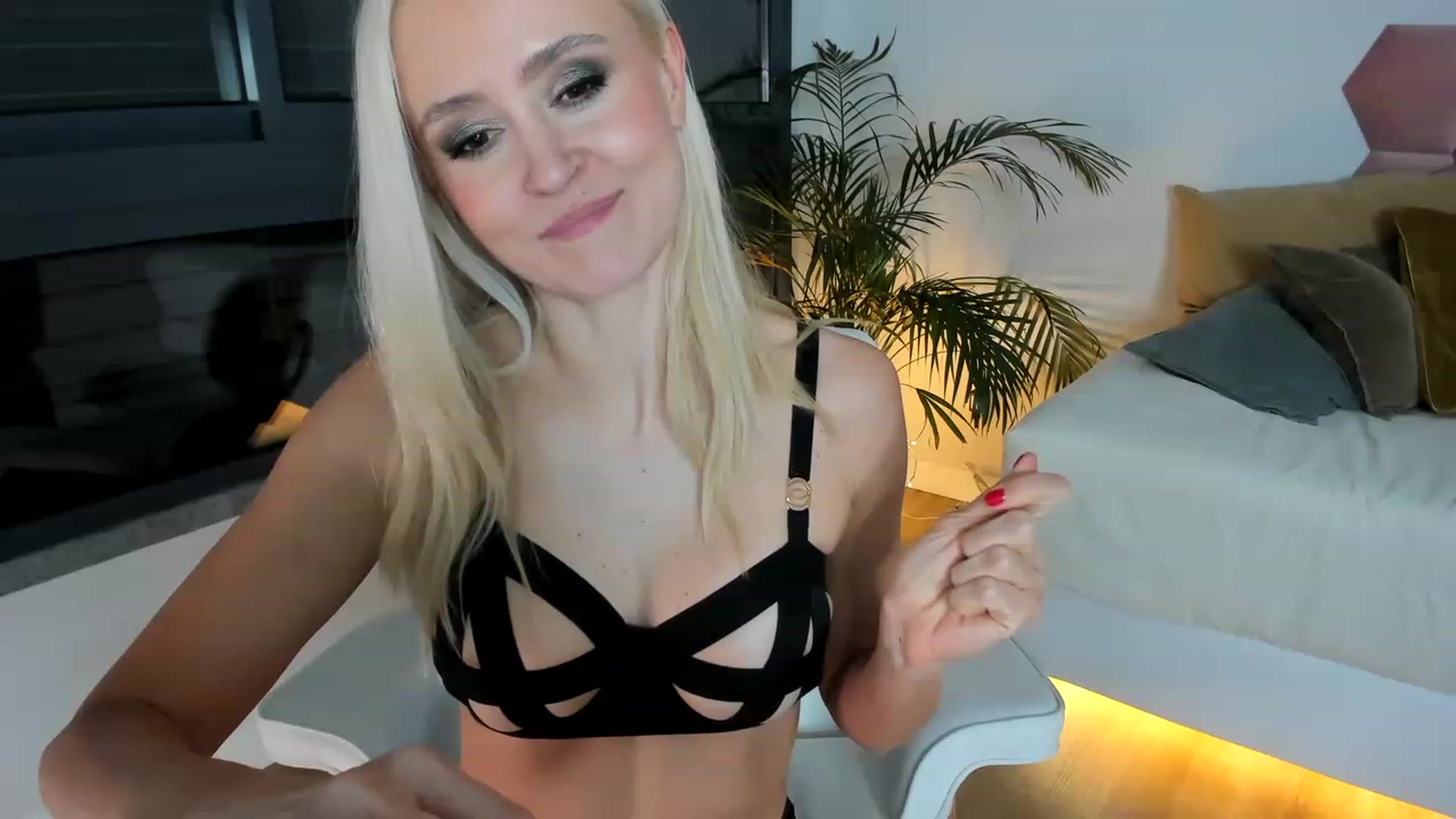 Gallery image thumbnail from AoifeOneal's myfreecams stream on, 06/02/2023, 21:26 image 16 of 20