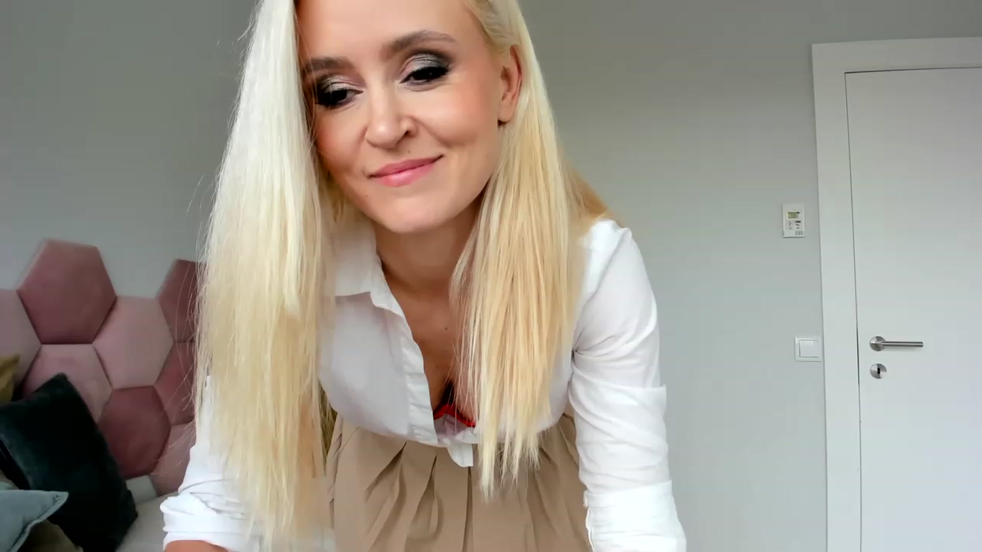 Gallery image thumbnail from AoifeOneal's myfreecams stream on, 06/03/2023, 19:11 image 11 of 20
