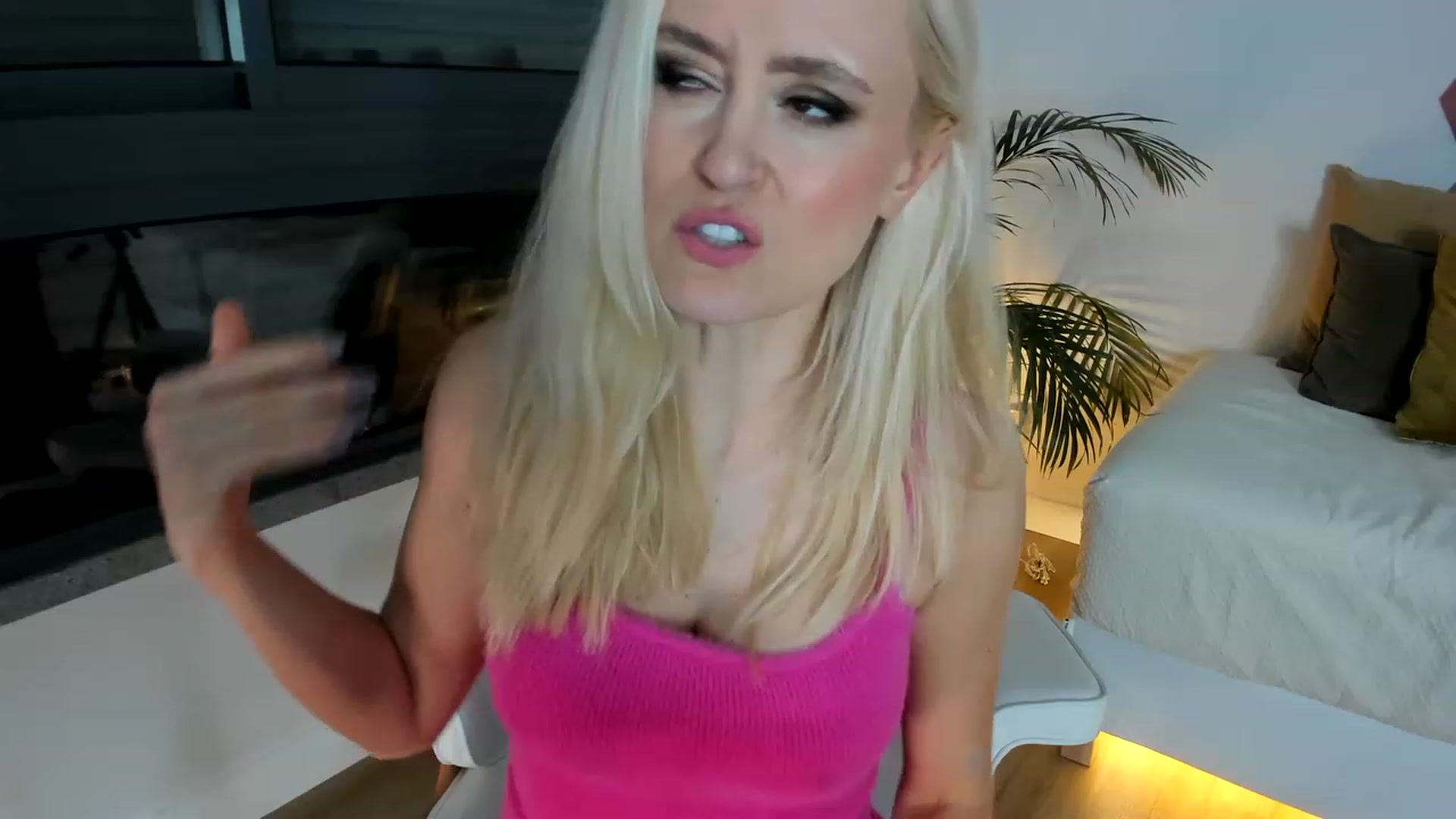 Gallery image thumbnail from AoifeOneal's myfreecams stream on, 06/07/2023, 21:31 image 9 of 20
