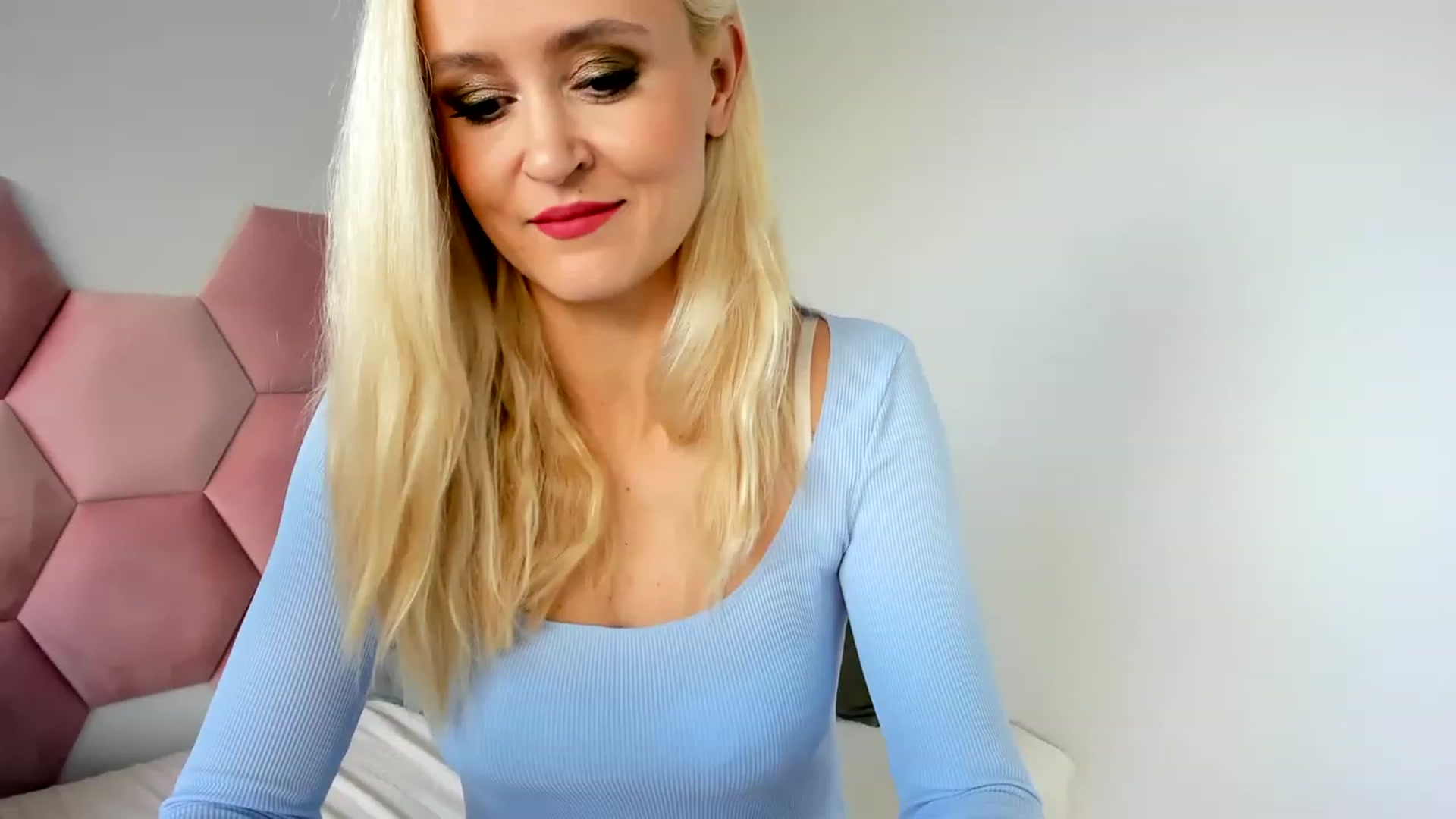 Gallery image thumbnail from AoifeOneal's myfreecams stream on, 06/10/2023, 18:31 image 11 of 20