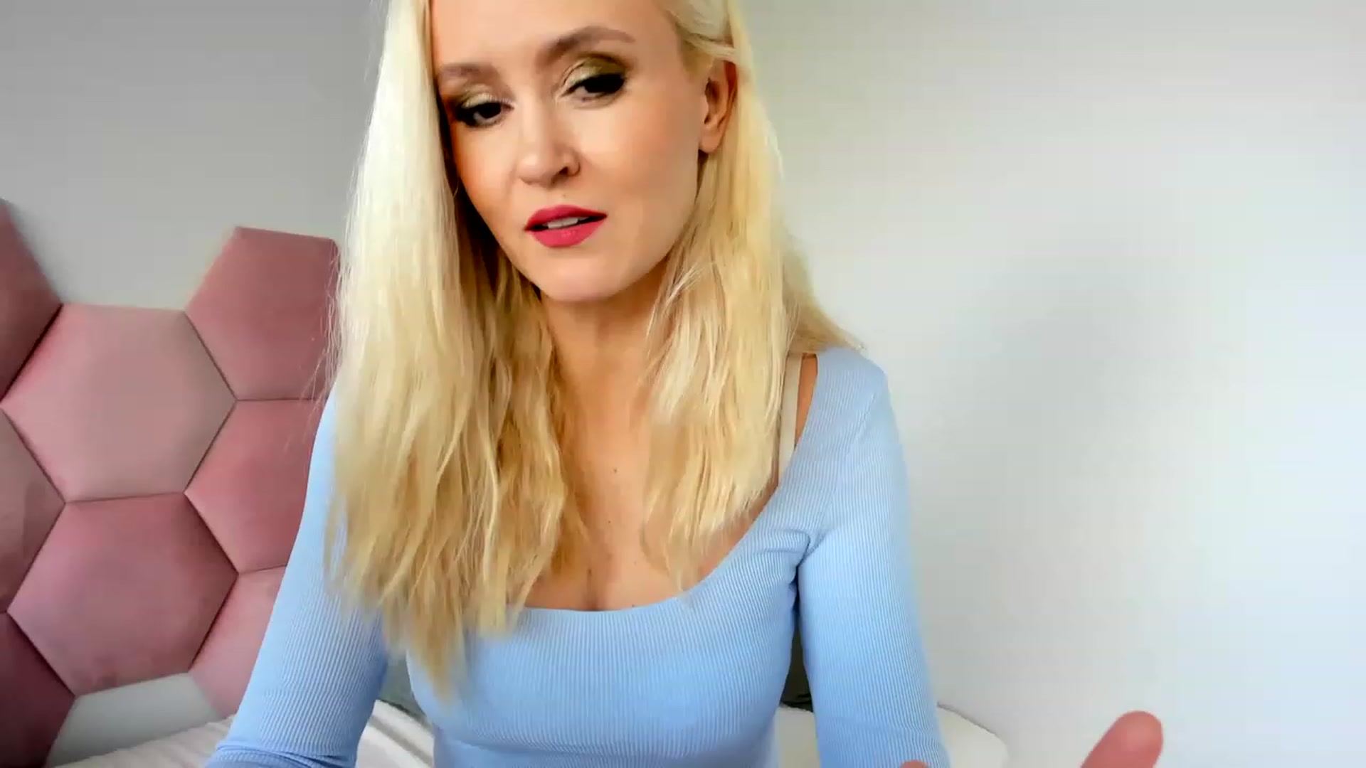 Gallery image thumbnail from AoifeOneal's myfreecams stream on, 06/10/2023, 18:31 image 2 of 20