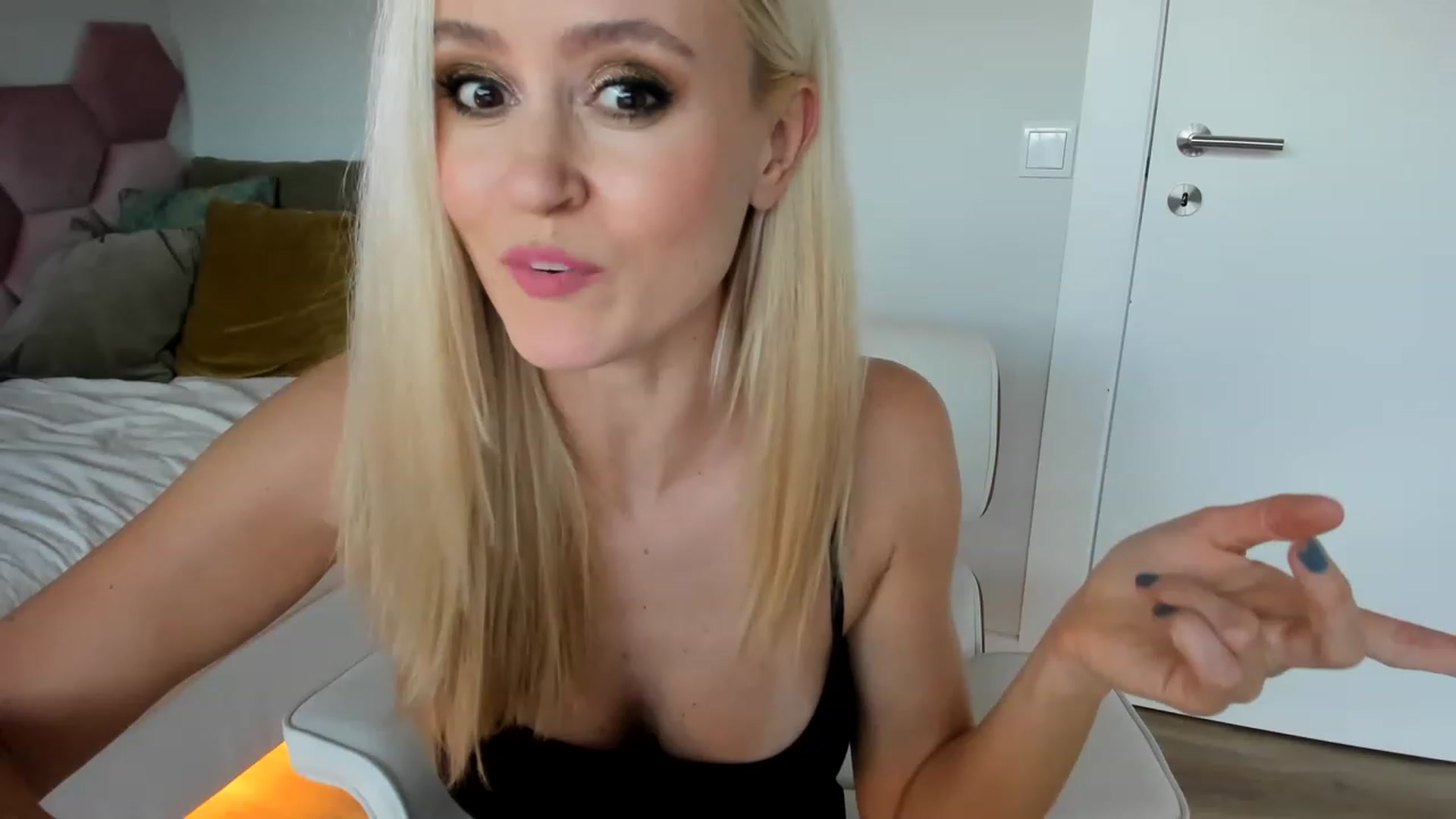 Gallery image thumbnail from AoifeOneal's myfreecams stream on, 06/13/2023, 20:23 image 17 of 20