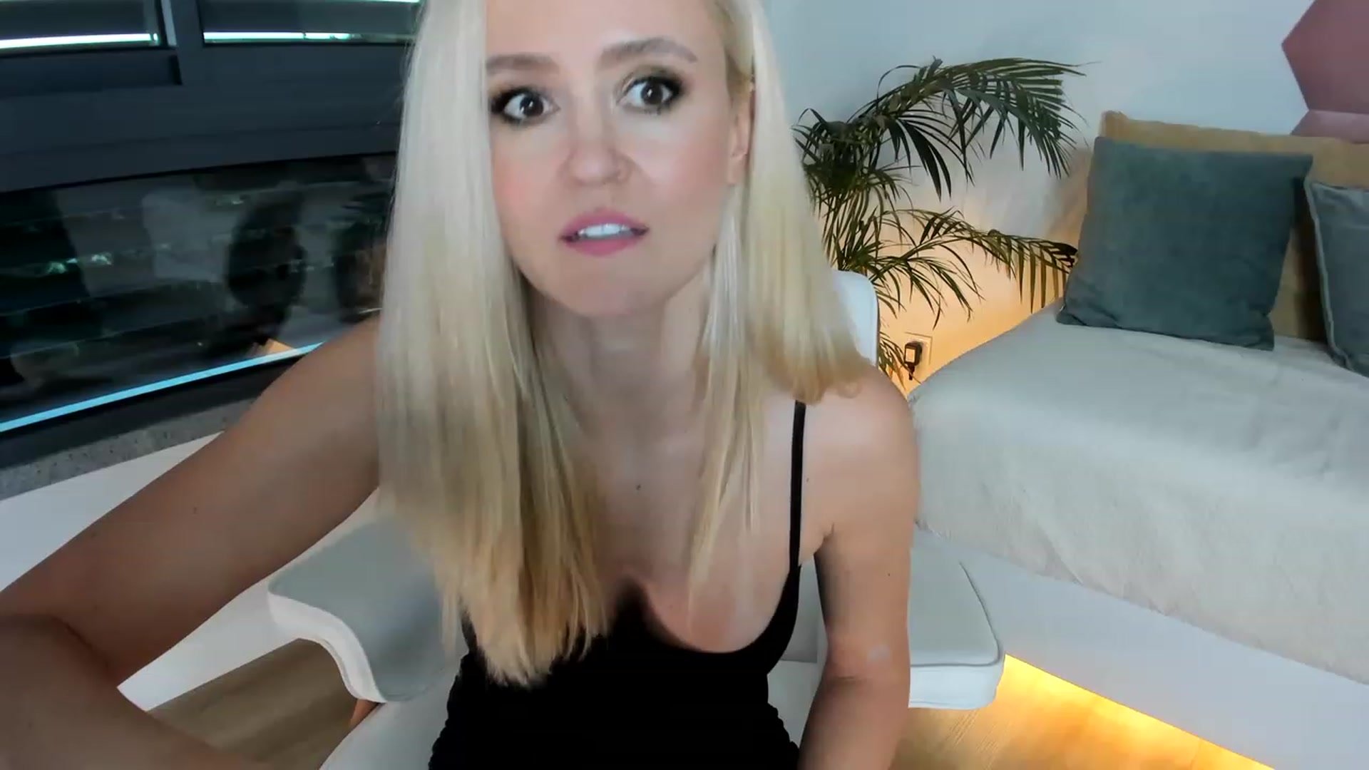 Gallery image thumbnail from AoifeOneal's myfreecams stream on, 06/13/2023, 20:23 image 19 of 20