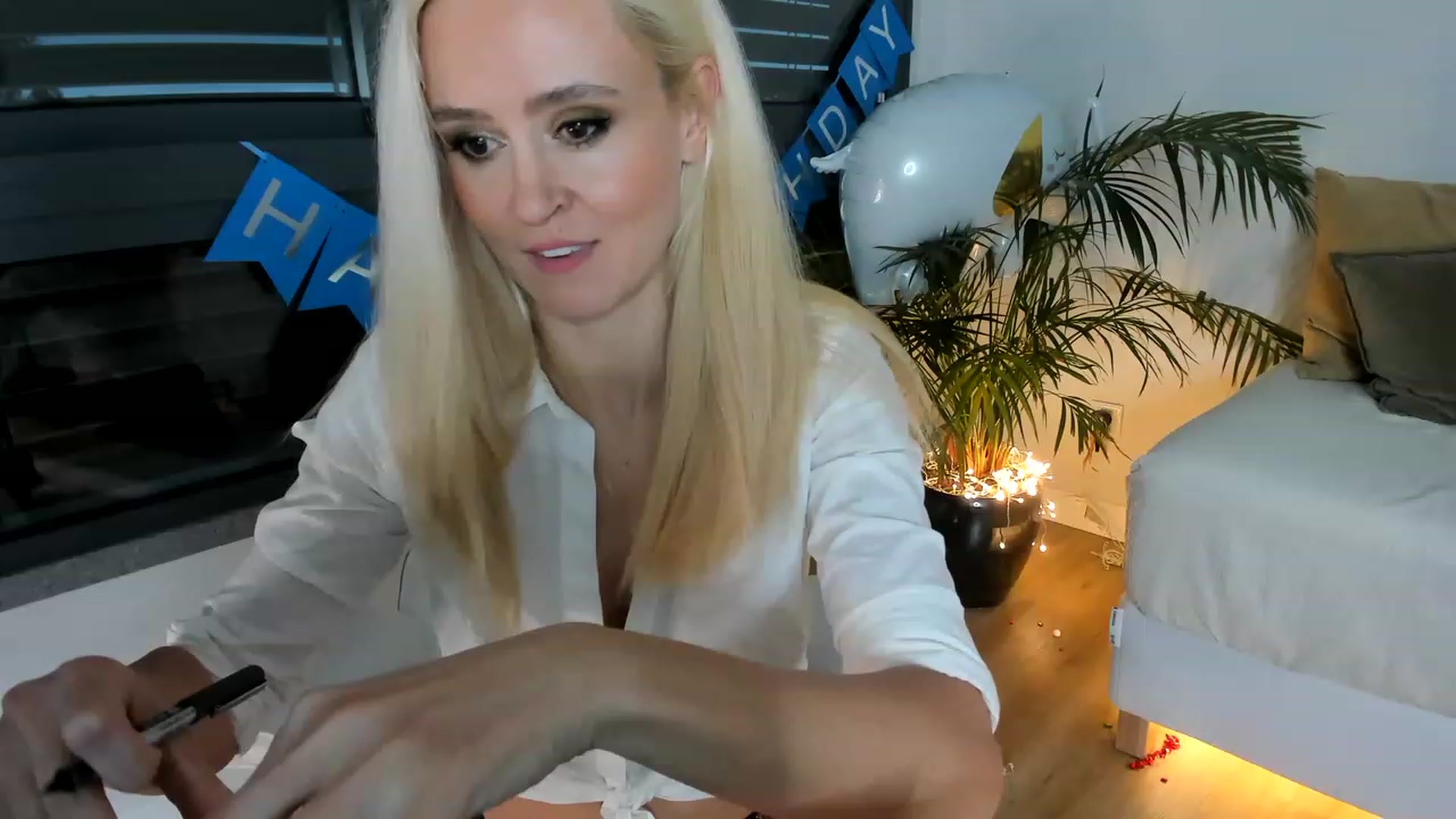 Gallery image thumbnail from AoifeOneal's myfreecams stream on, 06/16/2023, 20:33 image 18 of 20