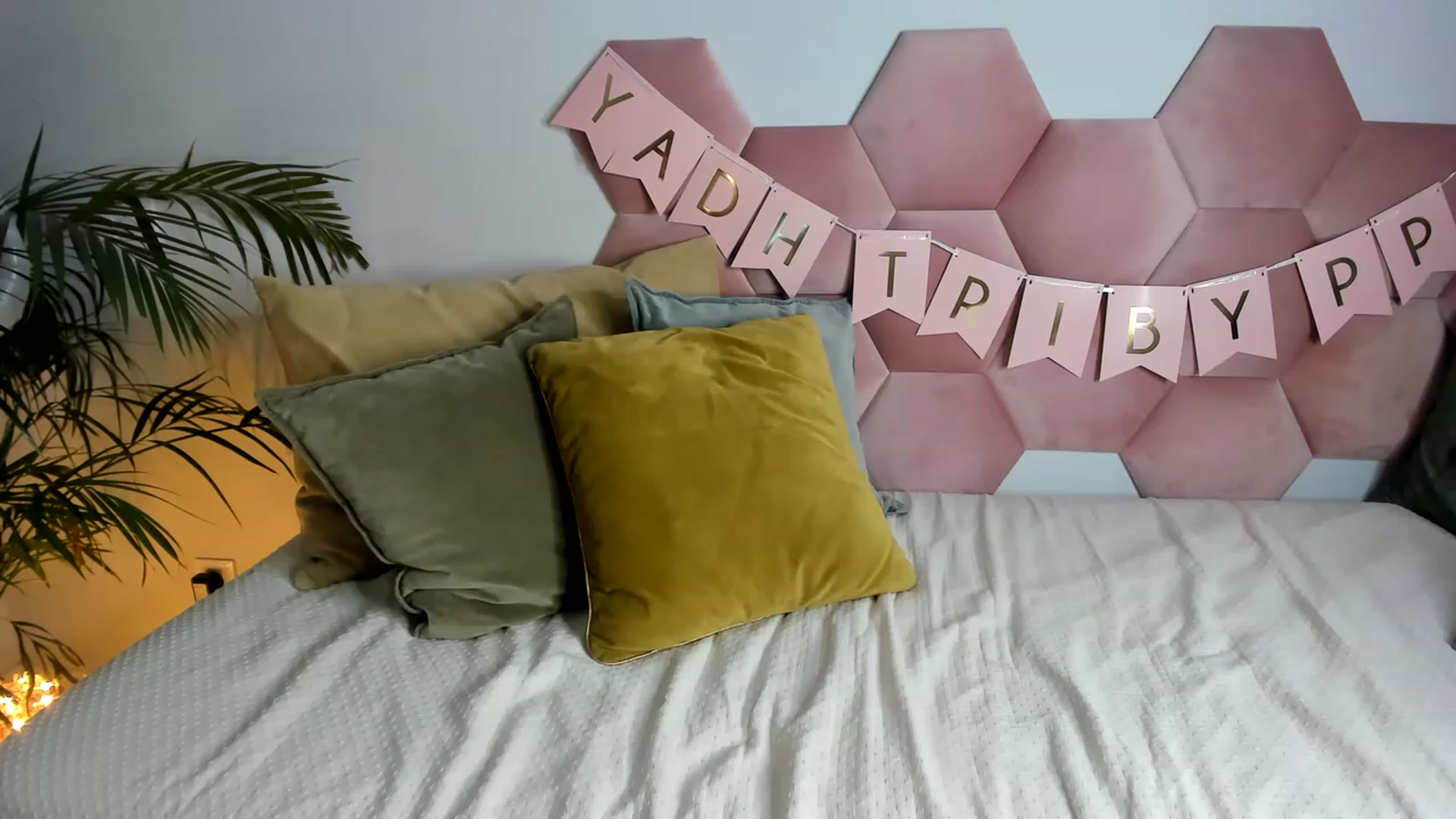 Gallery image thumbnail from AoifeOneal's myfreecams stream on, 06/16/2023, 21:32 image 18 of 20