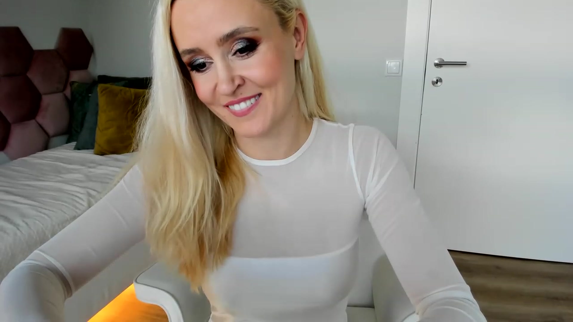 Gallery image thumbnail from AoifeOneal's myfreecams stream on, 06/17/2023, 19:30 image 19 of 20