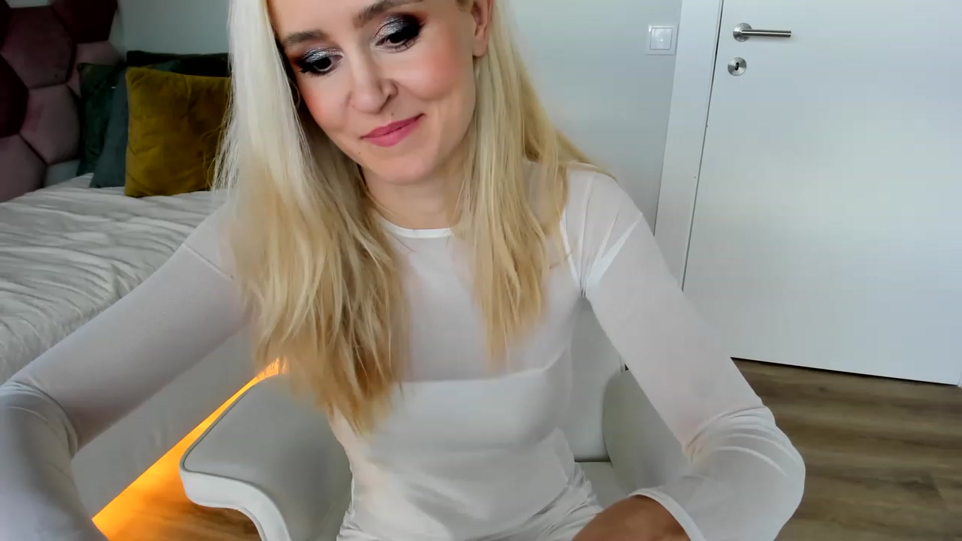 Gallery image thumbnail from AoifeOneal's myfreecams stream on, 06/17/2023, 19:30 image 17 of 20