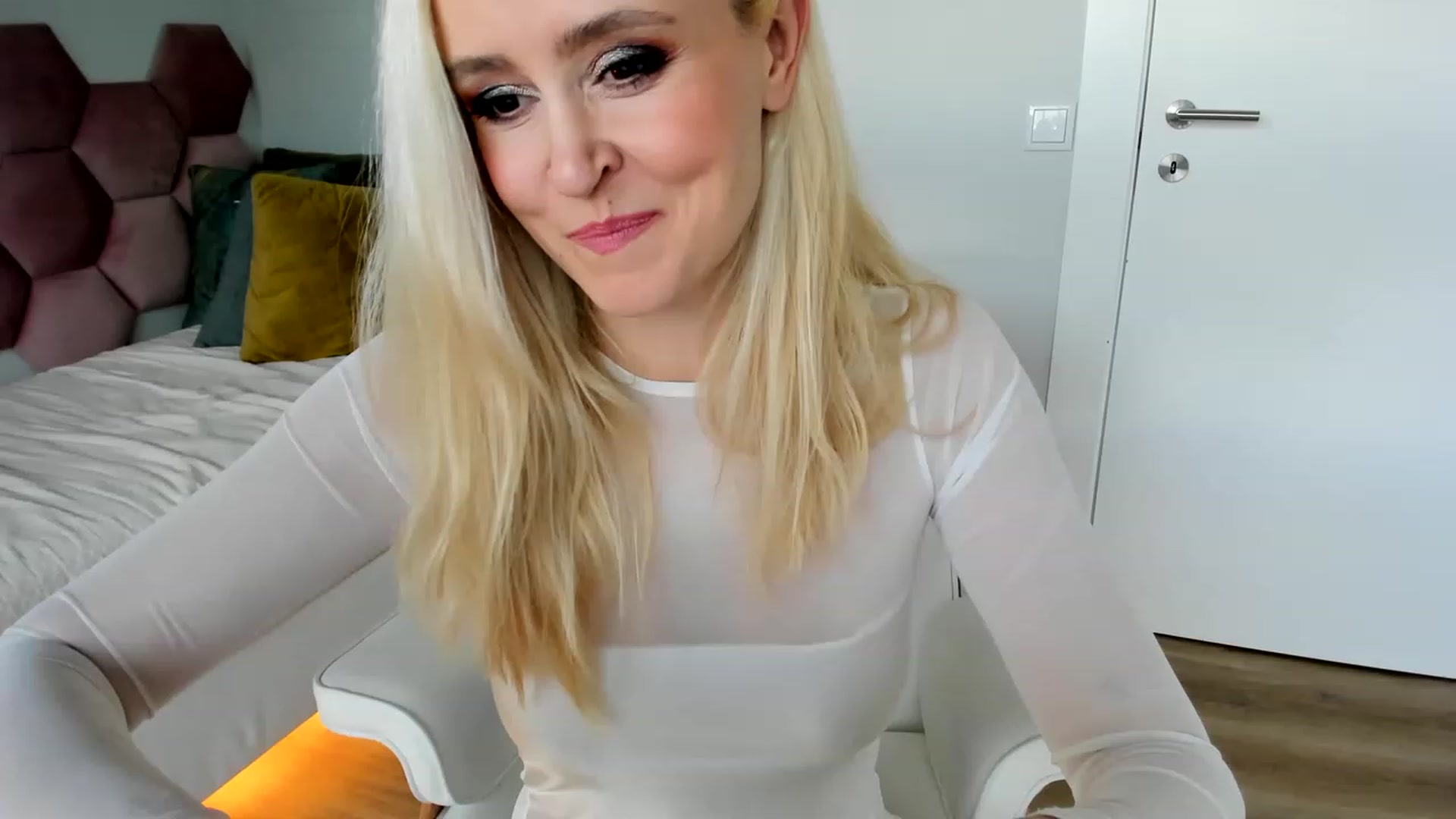 Gallery image thumbnail from AoifeOneal's myfreecams stream on, 06/17/2023, 19:30 image 15 of 20