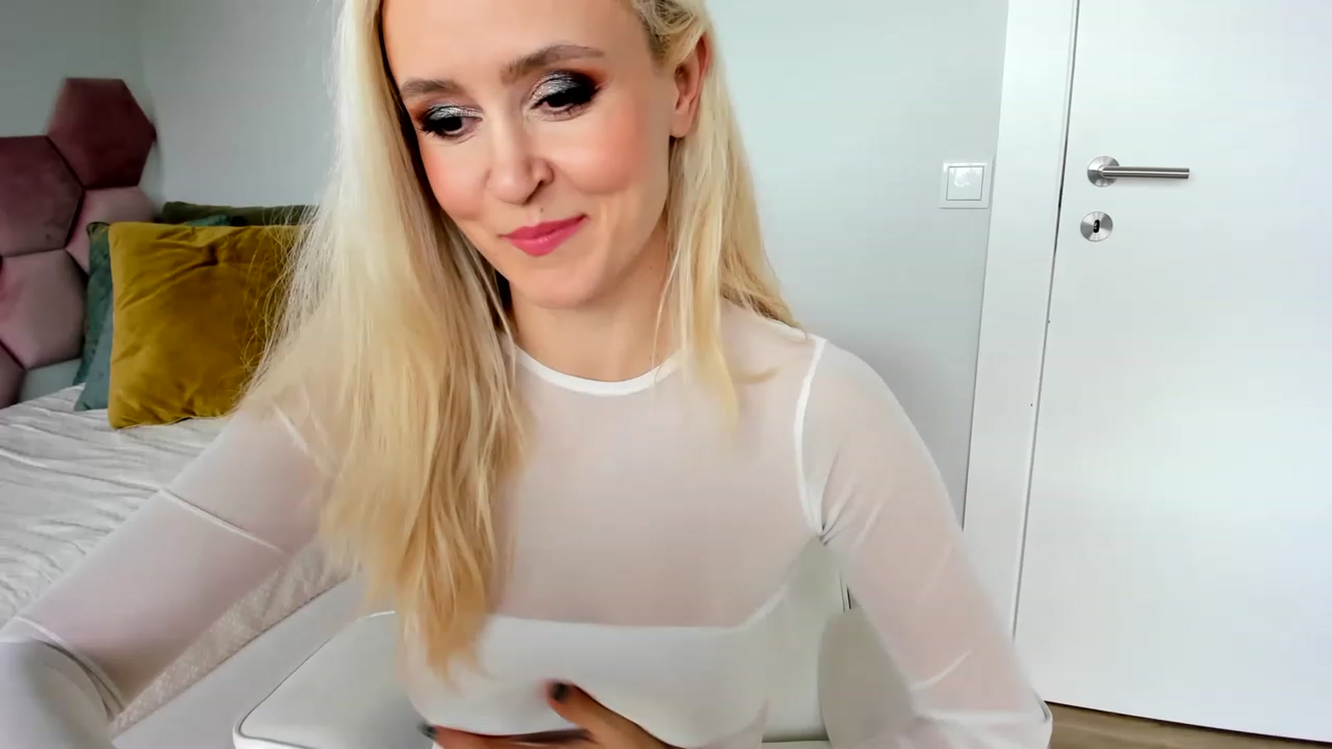 Gallery image thumbnail from AoifeOneal's myfreecams stream on, 06/17/2023, 19:30 image 3 of 20